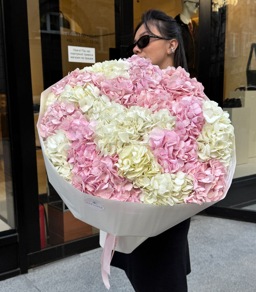 Luxurious bouquet L with a mix of pink and white hydrangeas