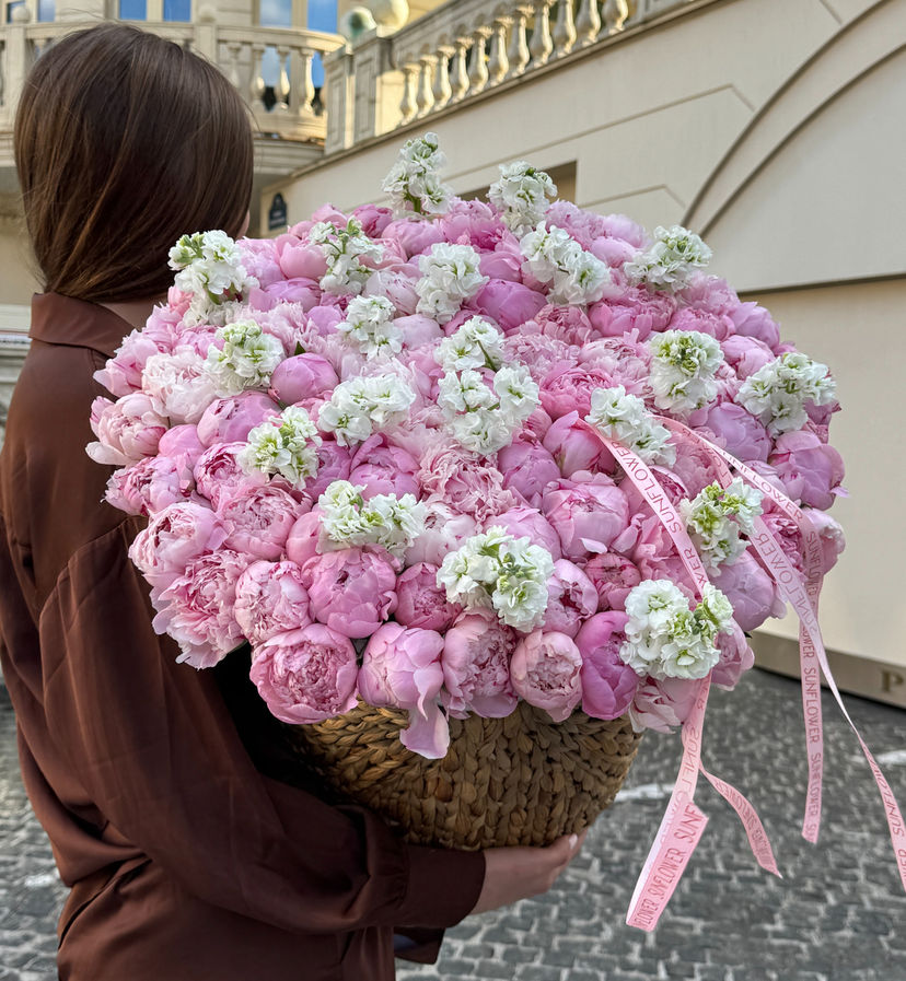 Basket M with pink peonies and mattiola
