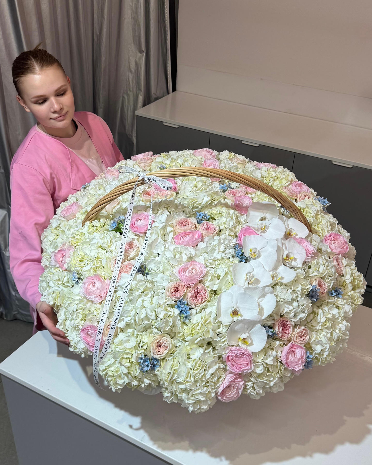 Кошик XL з ранункулюсами та орхідеєю