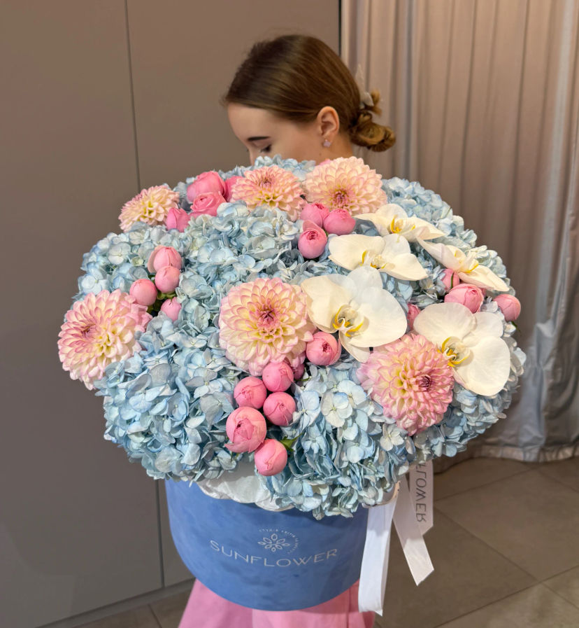 Blue box with dahlias