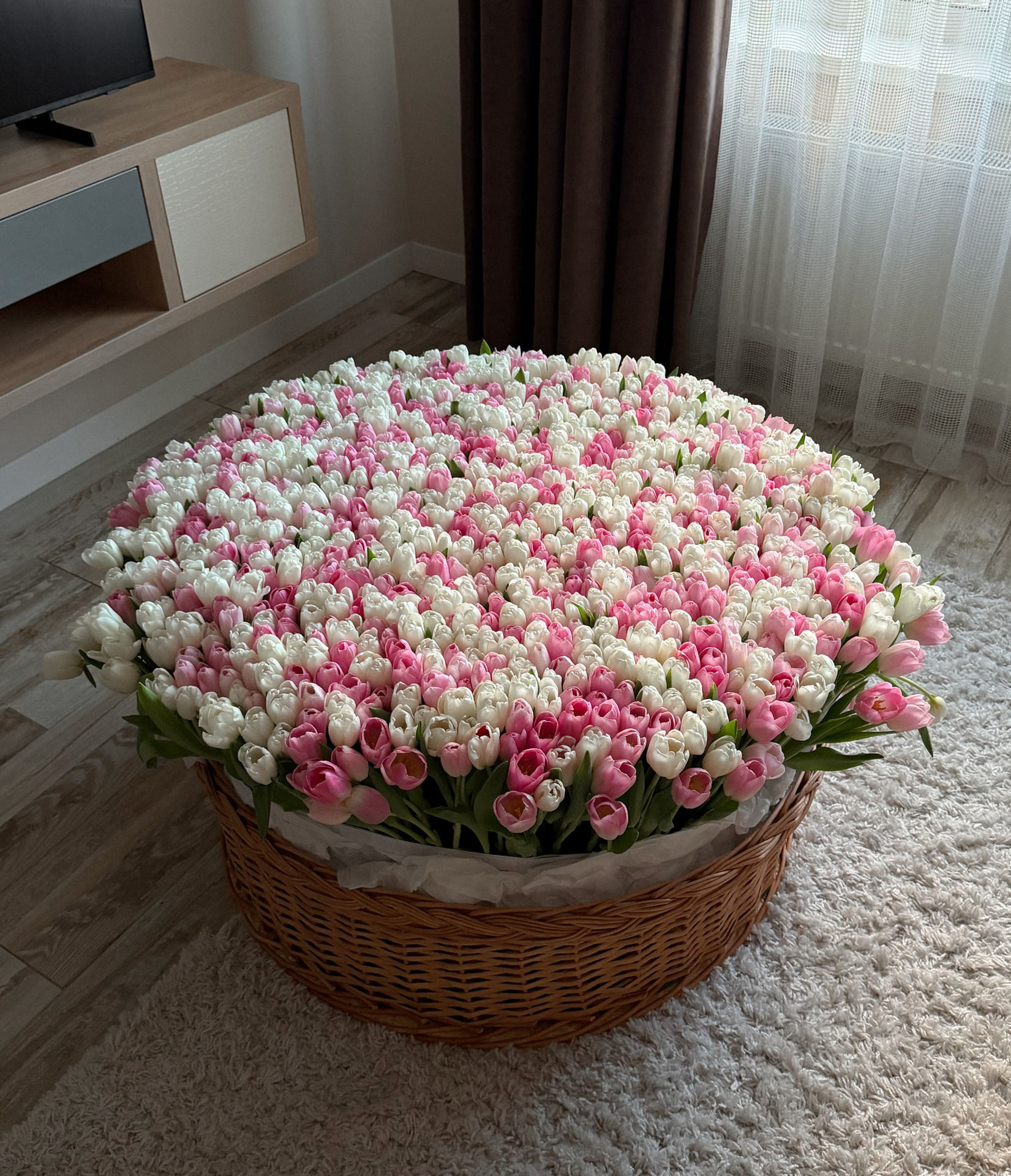 XXL basket with a mix of white and pink tulips