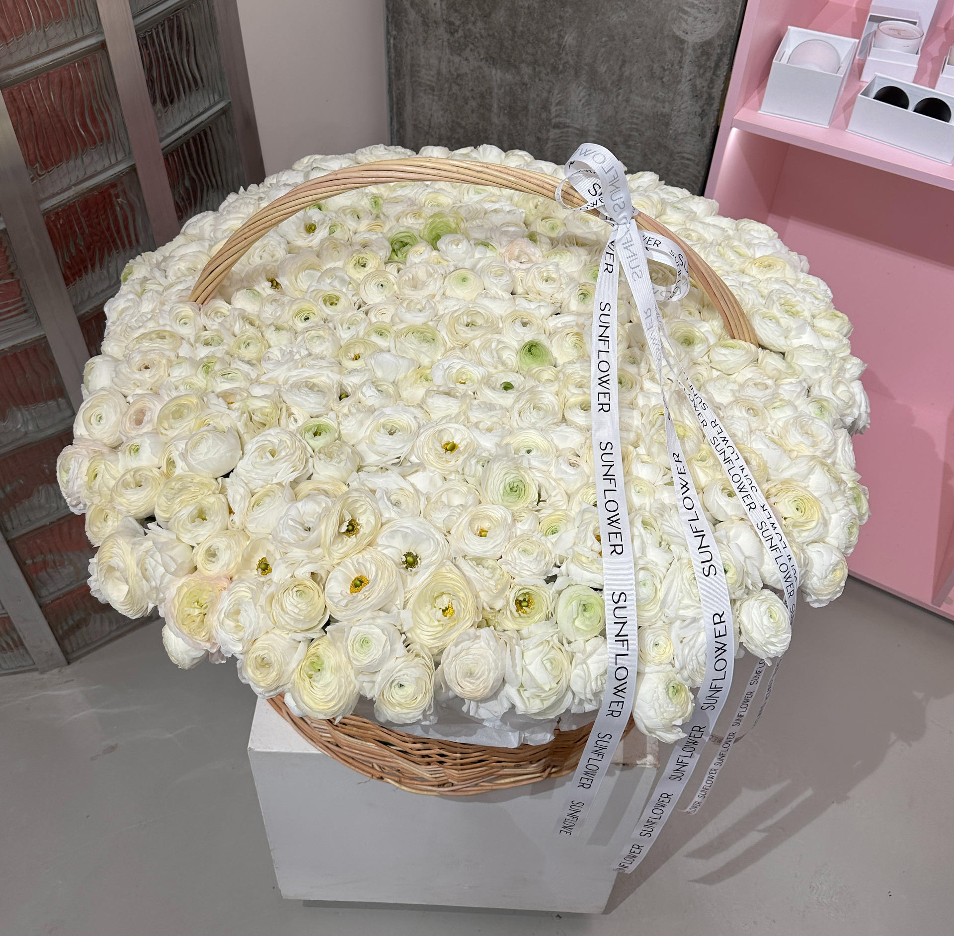 Кошик ранункулюсів Aazur White 301 штука