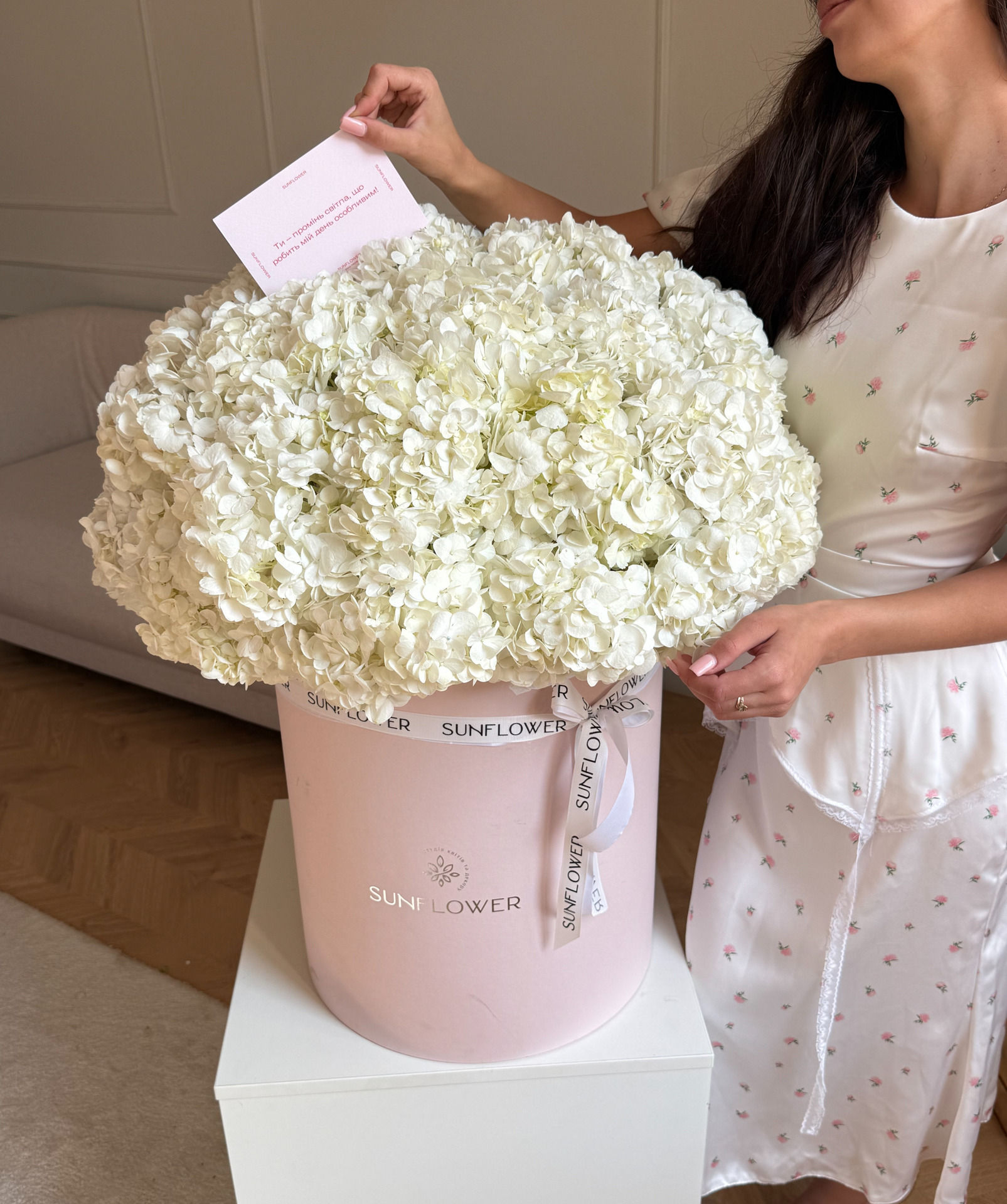 Arrangement of white hydrangeas in a box (Size M) – 35 stems