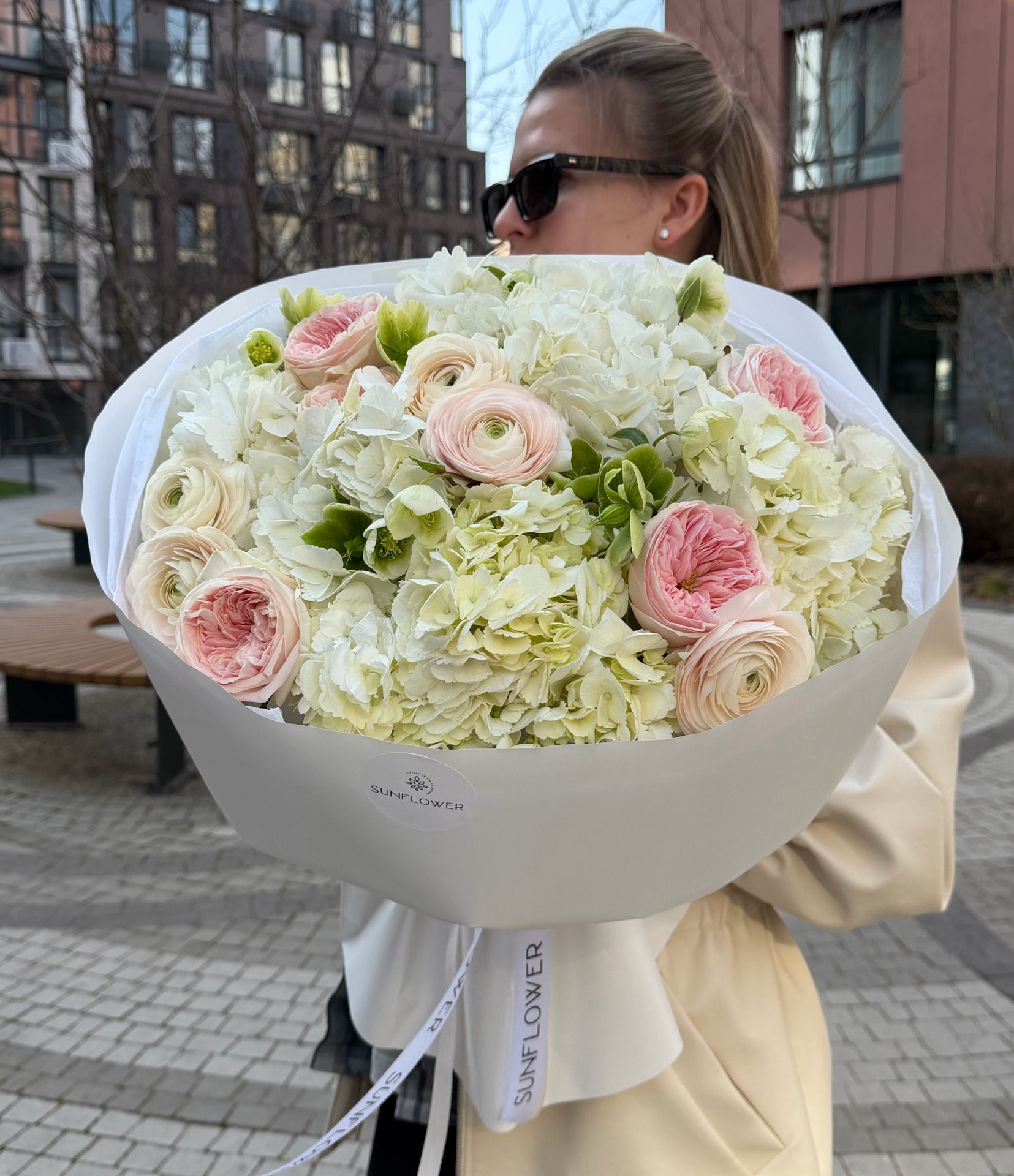 Ніжний букет S з хелеборусом