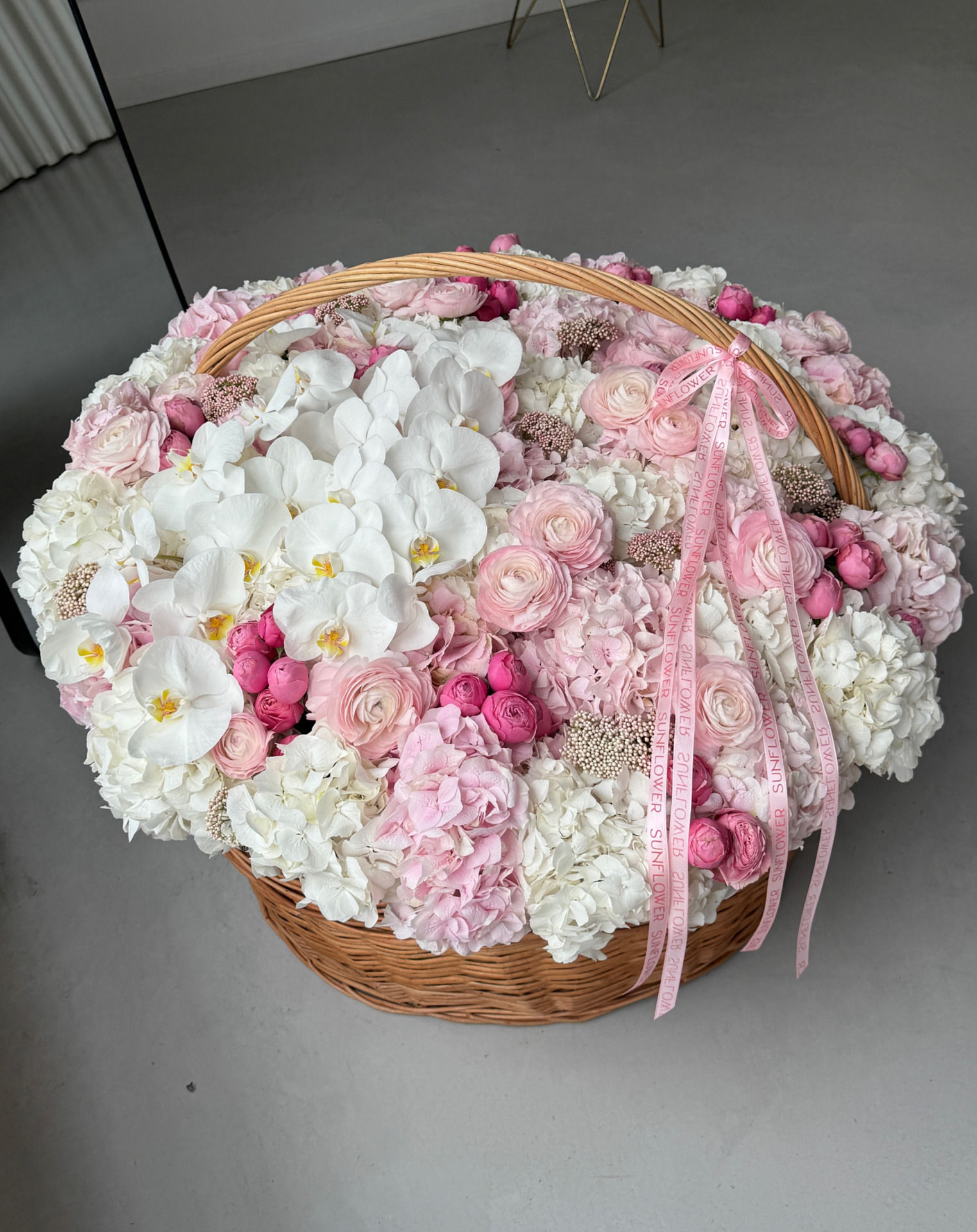 XL basket with a mix of hydrangeas, bush roses, ranunculus and orchid