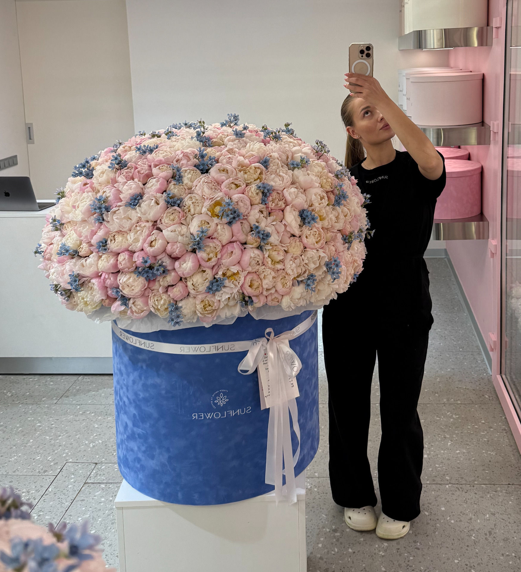 Композиція з півоній Gardenia у коробці XL