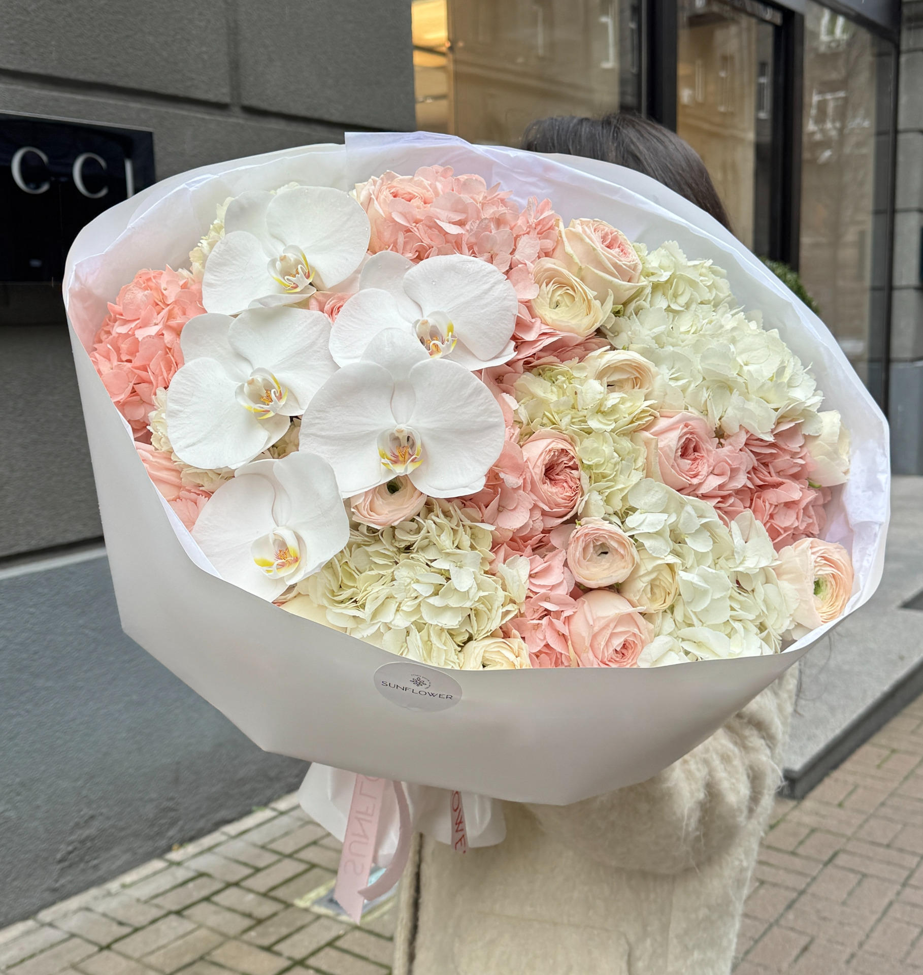 Bouquet M with hydrangeas and orchid