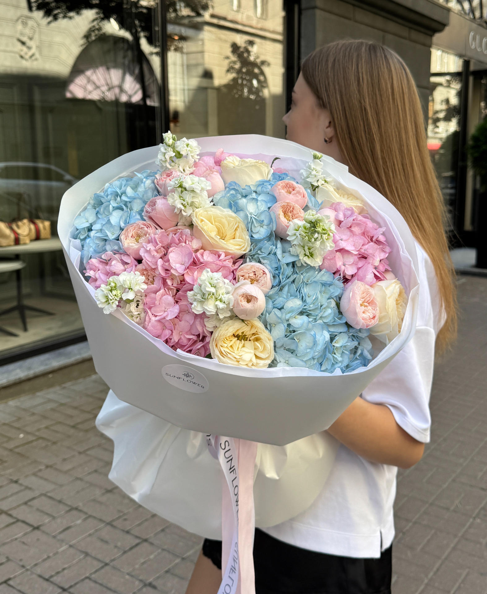 Букет з гортензією, трояндами та маттіолою