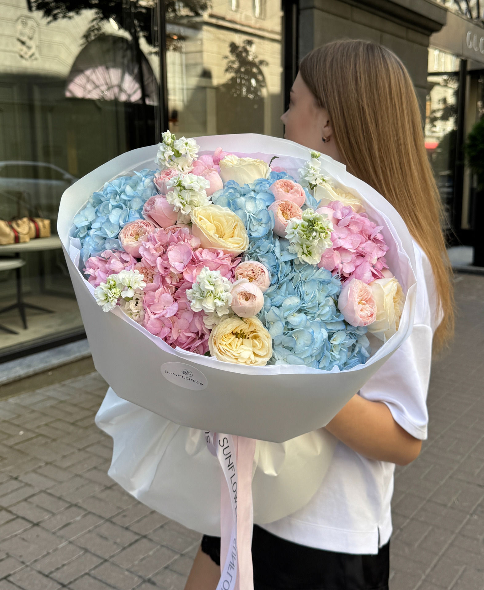 Bouquet with Hydrangea, Roses & Matthiola