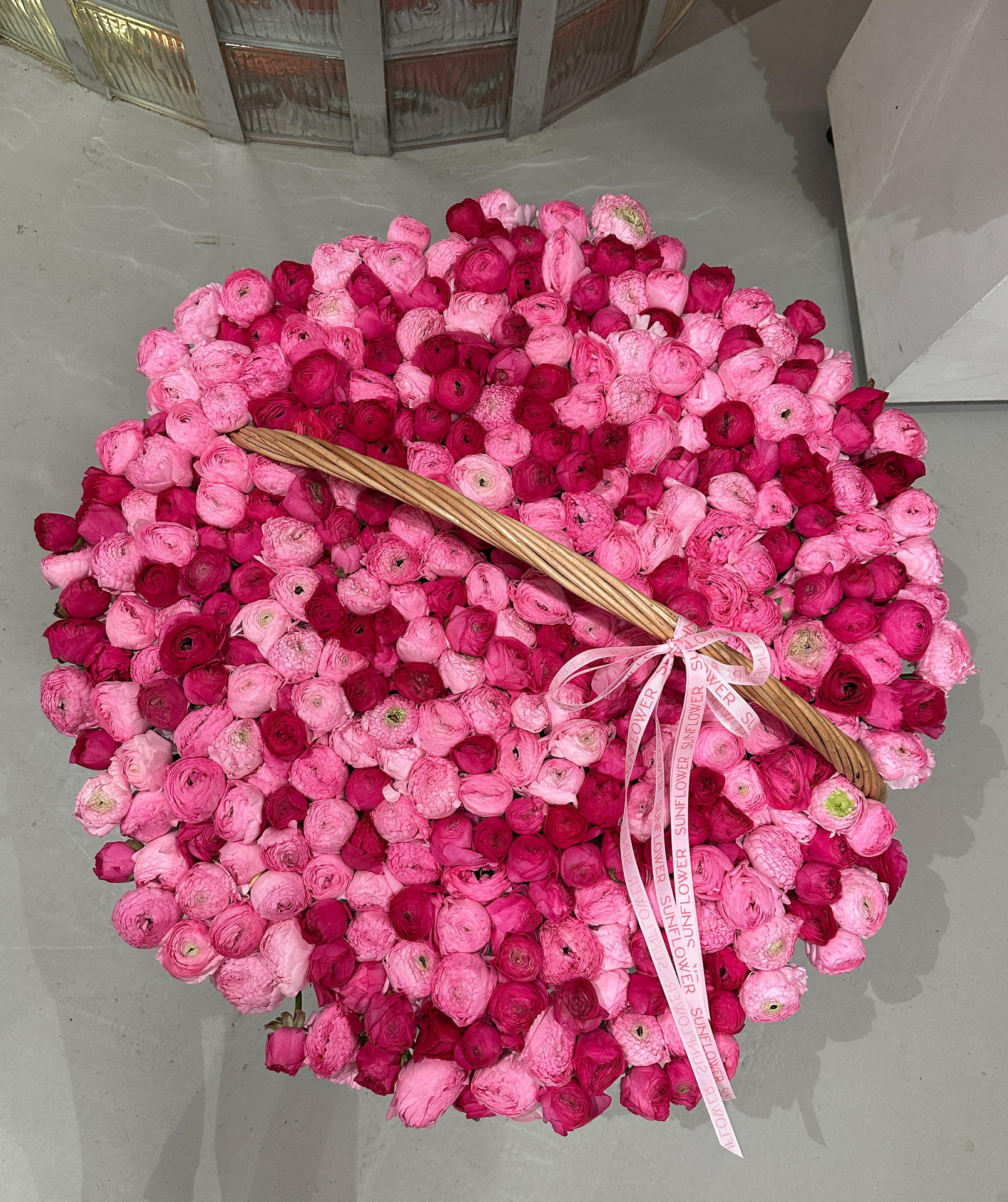 Basket of ranunculus mix Aazur Deep Rose and Aazur Li Pink 351 pieces
