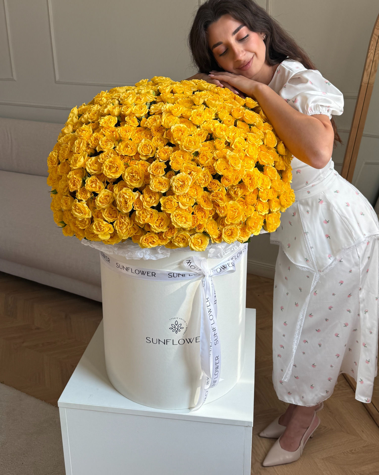 Жовті троянди Yellow Babe у коробці М - 151 шт
