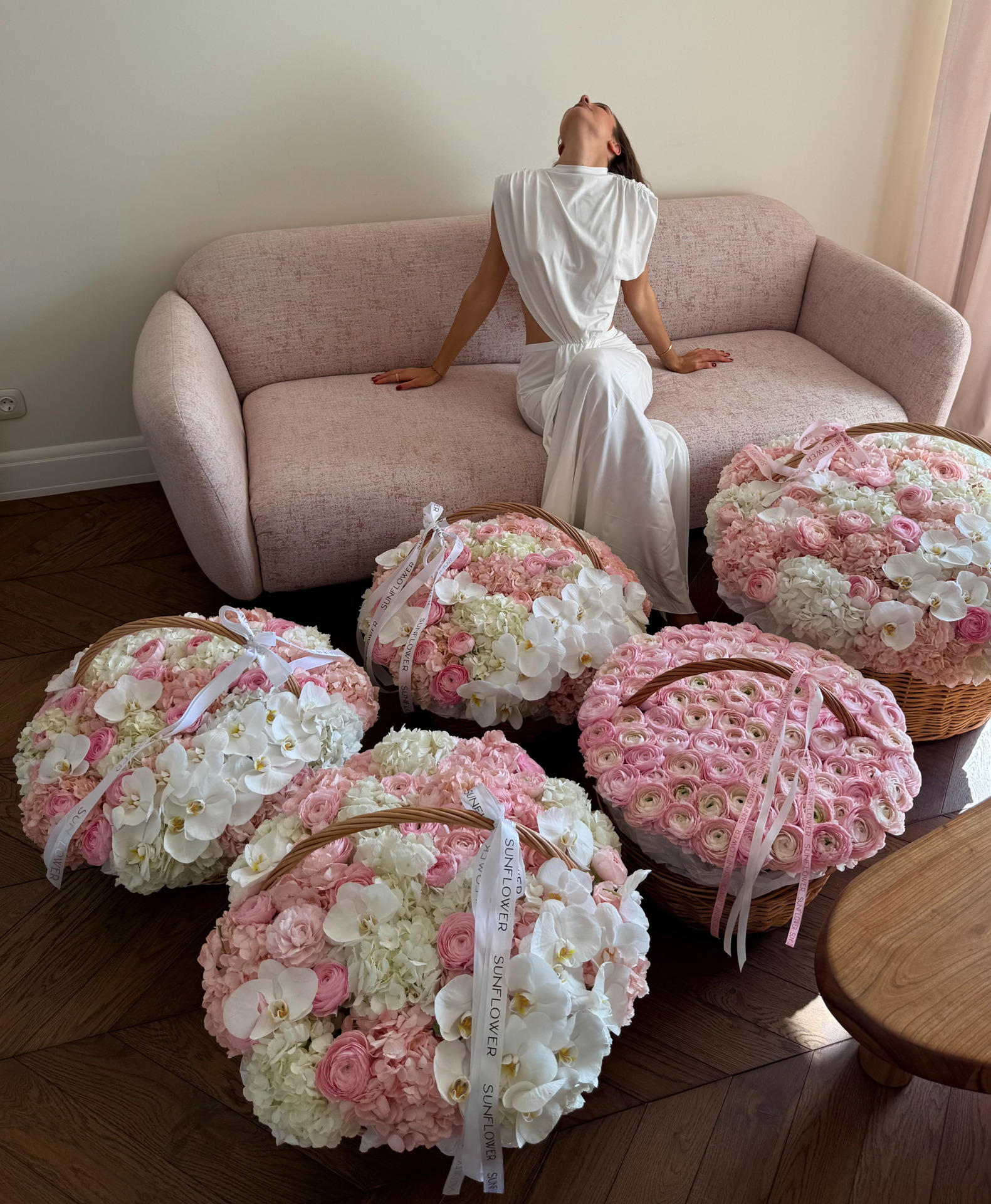Basket S with mixed hydrangeas and ranunculus