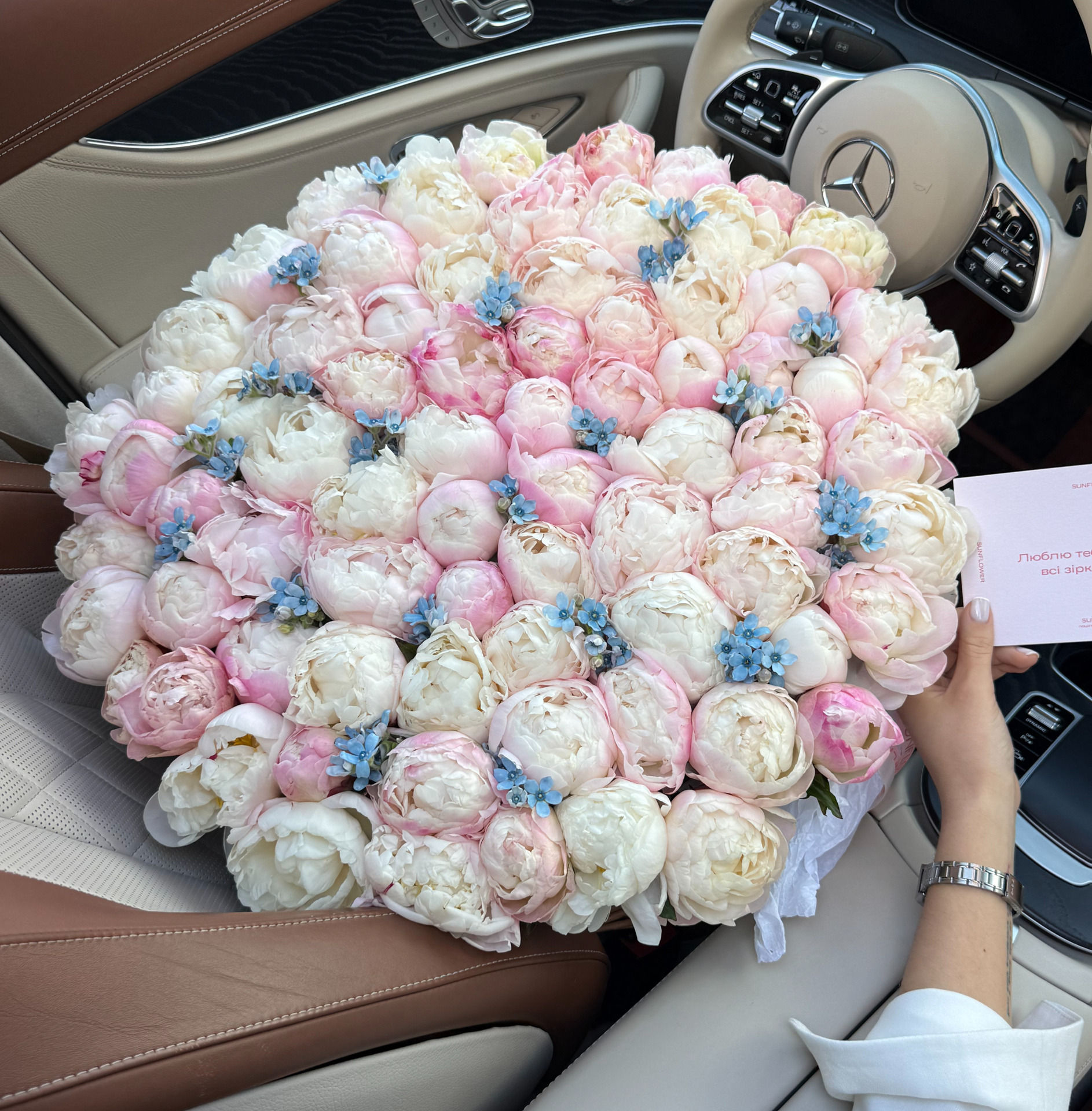 Композиція з 75 півоній Gardenia у кошику