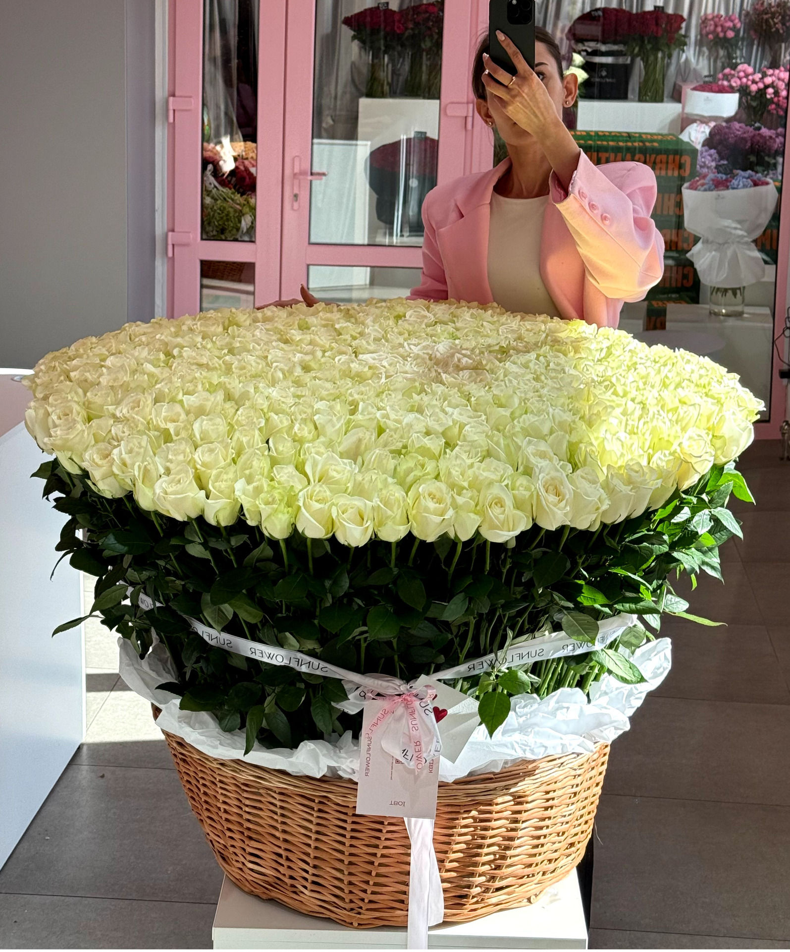 Basket 501  of Snowstorm roses 60 cm
