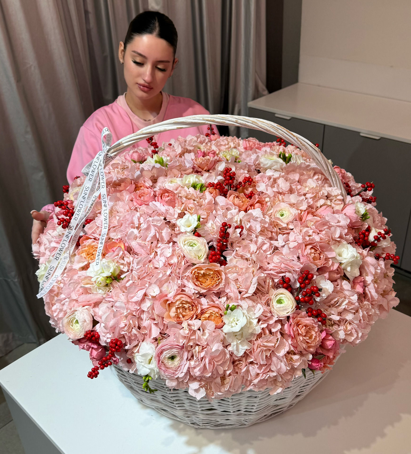 Кошик XL з ранункулюсами та ілексом