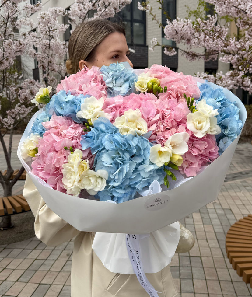 Delicate bouquet S with a mix of pink and blue hydrangeas and freesias