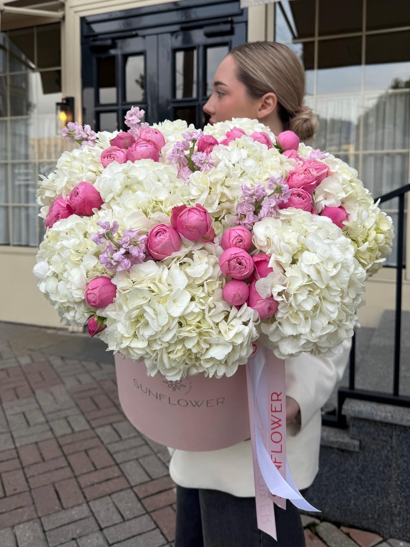 Composition with white hydrangea, pink roses, size S