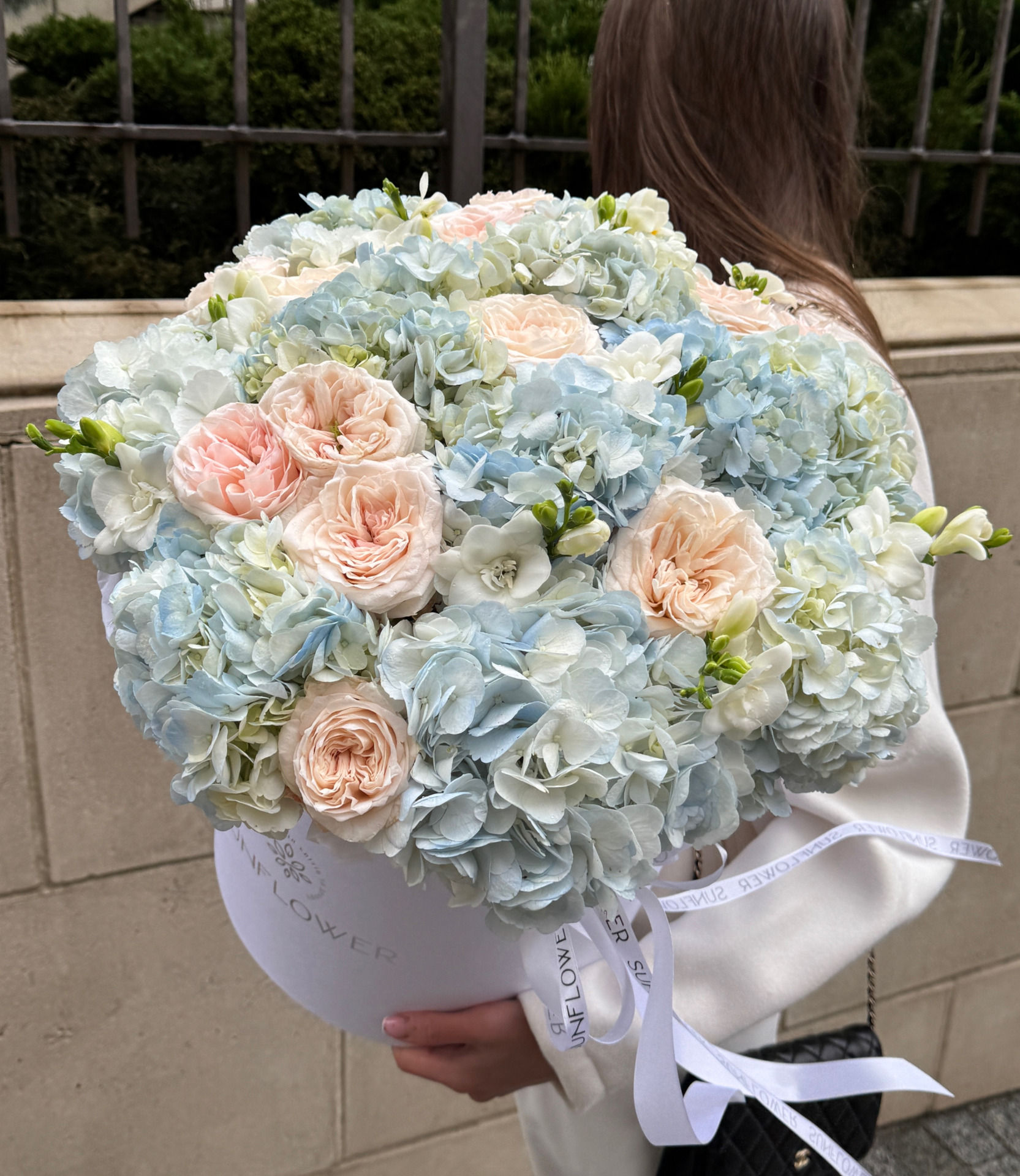 Box S with garden roses and freesia