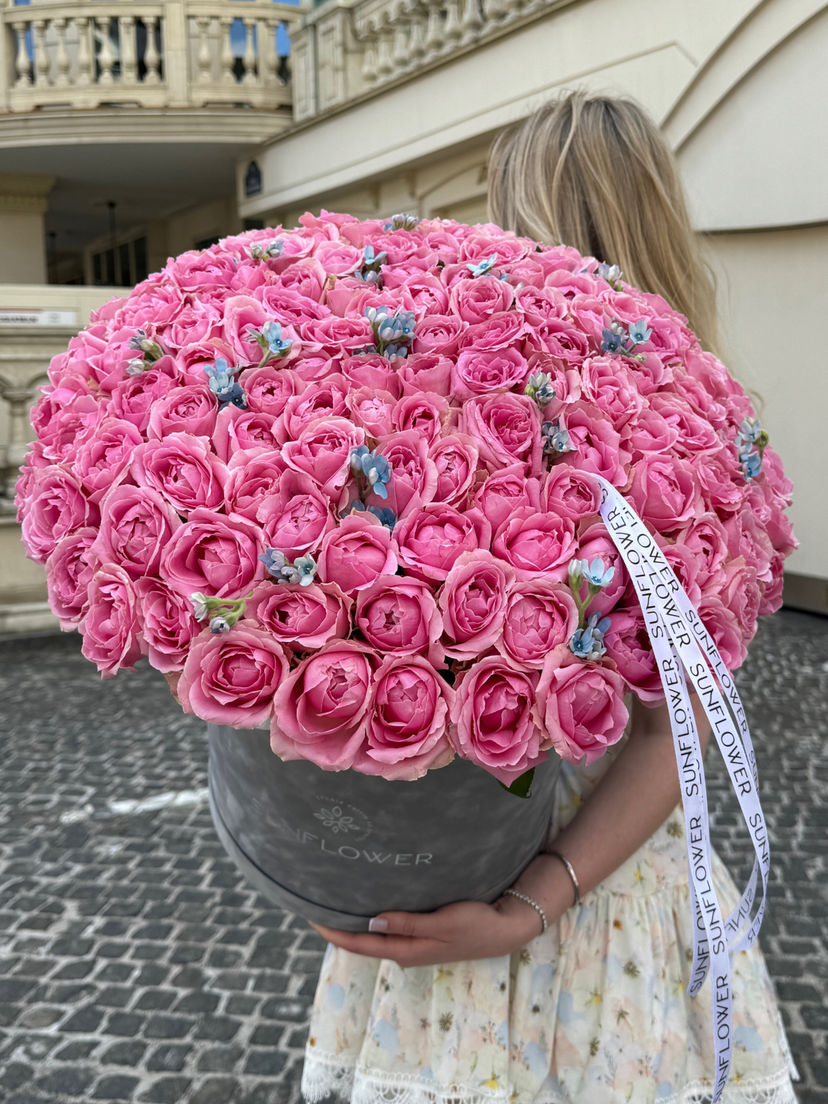 Box S of 121 Wham Roses with Oxypetalum