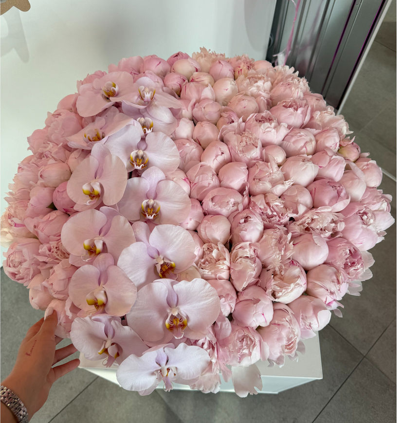 Basket S with peonies and orchids
