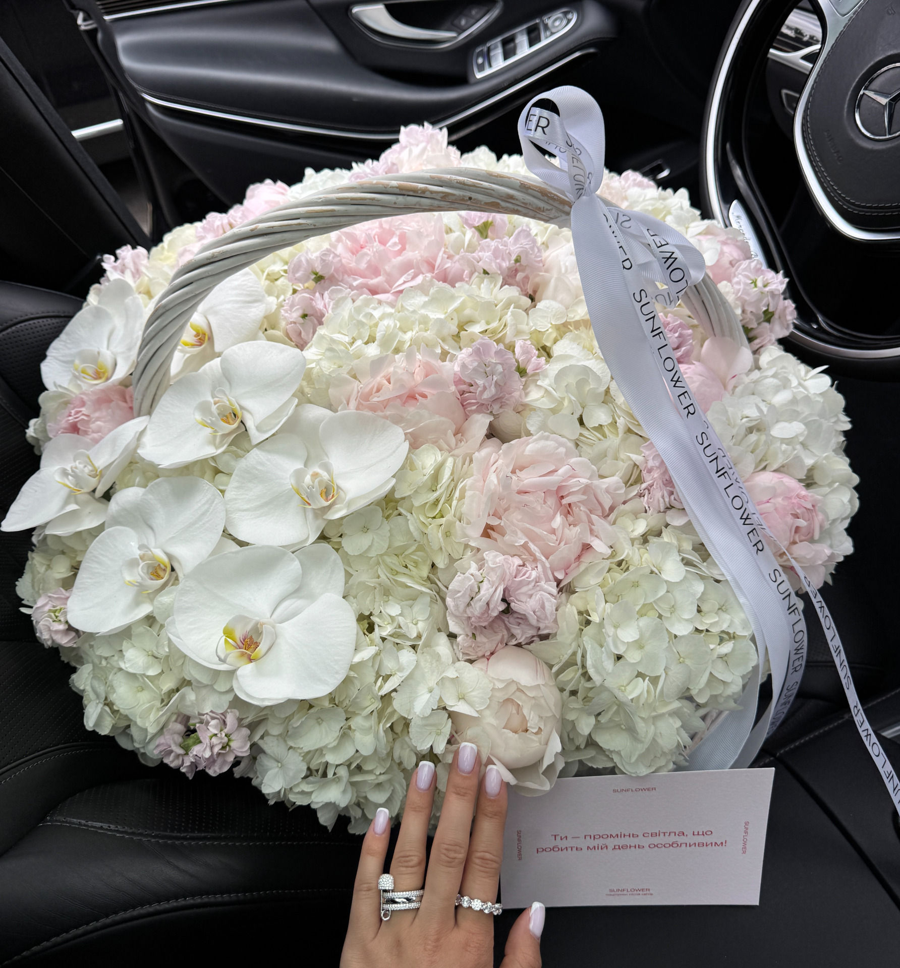 Basket S in gentle colors with peonies