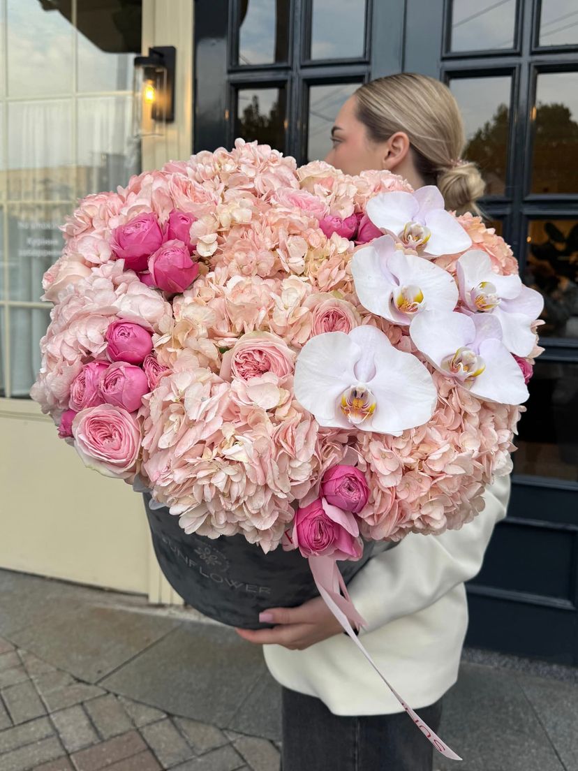 Pink hydrangea composition in white box, size S