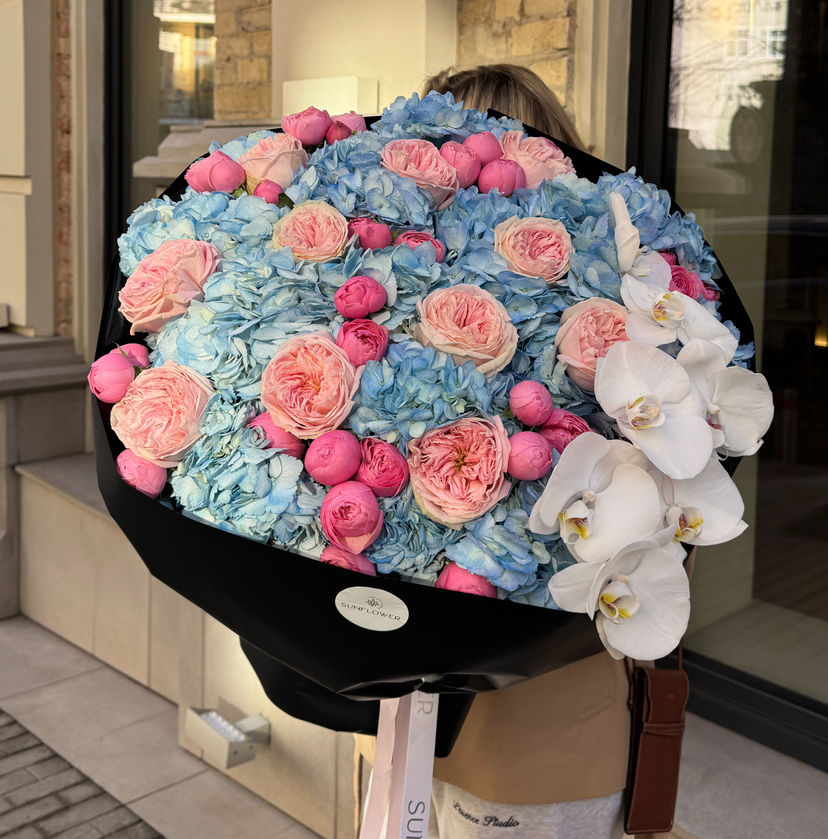 Bouquet L with blue hydrangea