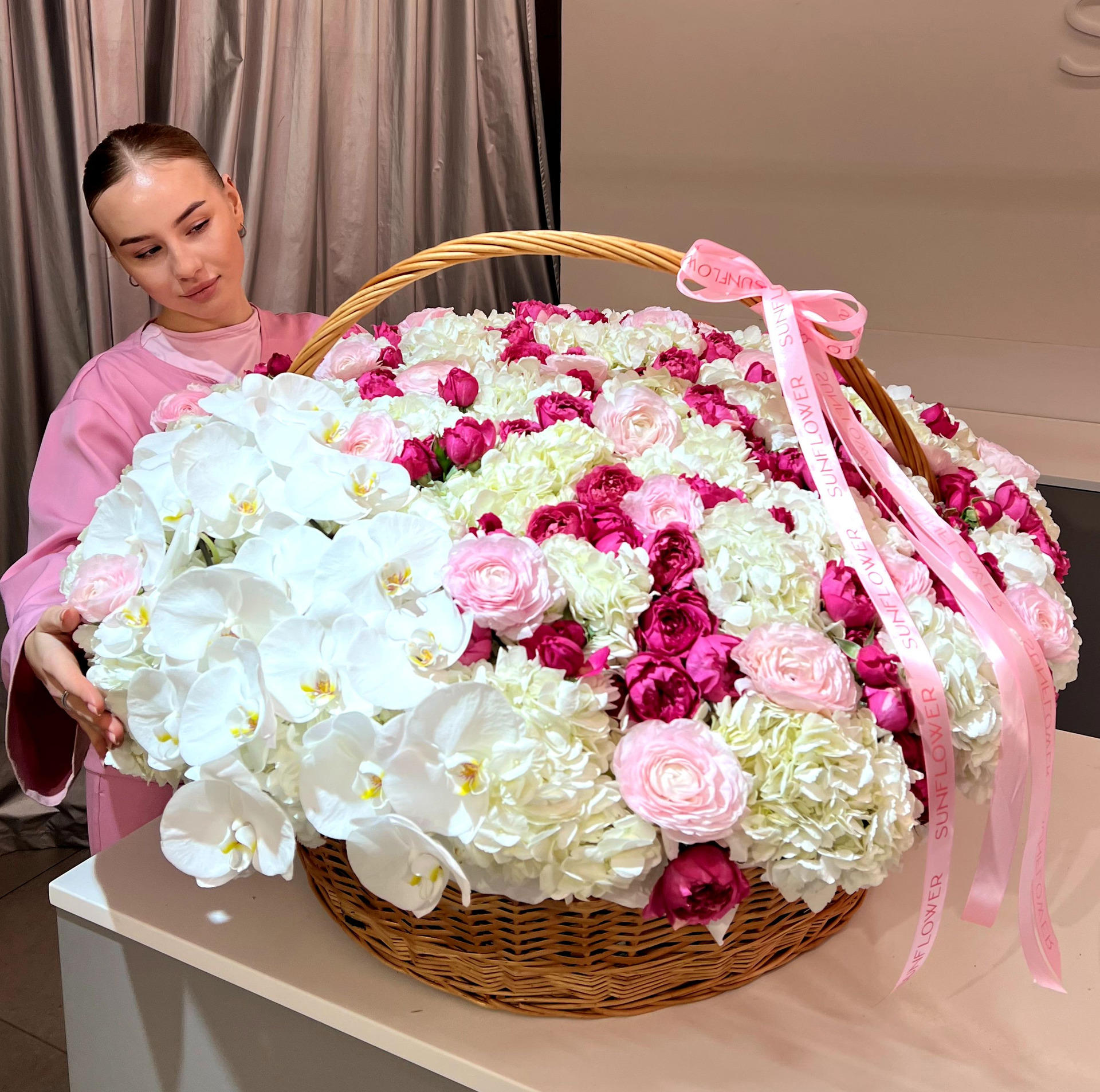 Кошик XL з білими гортензіями,кущовими трояндами,ранункулюсами