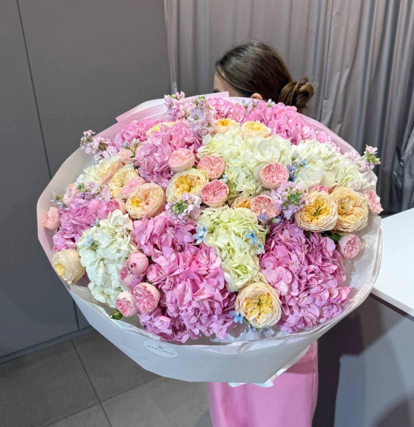 White and pink bouquet mix with a rose