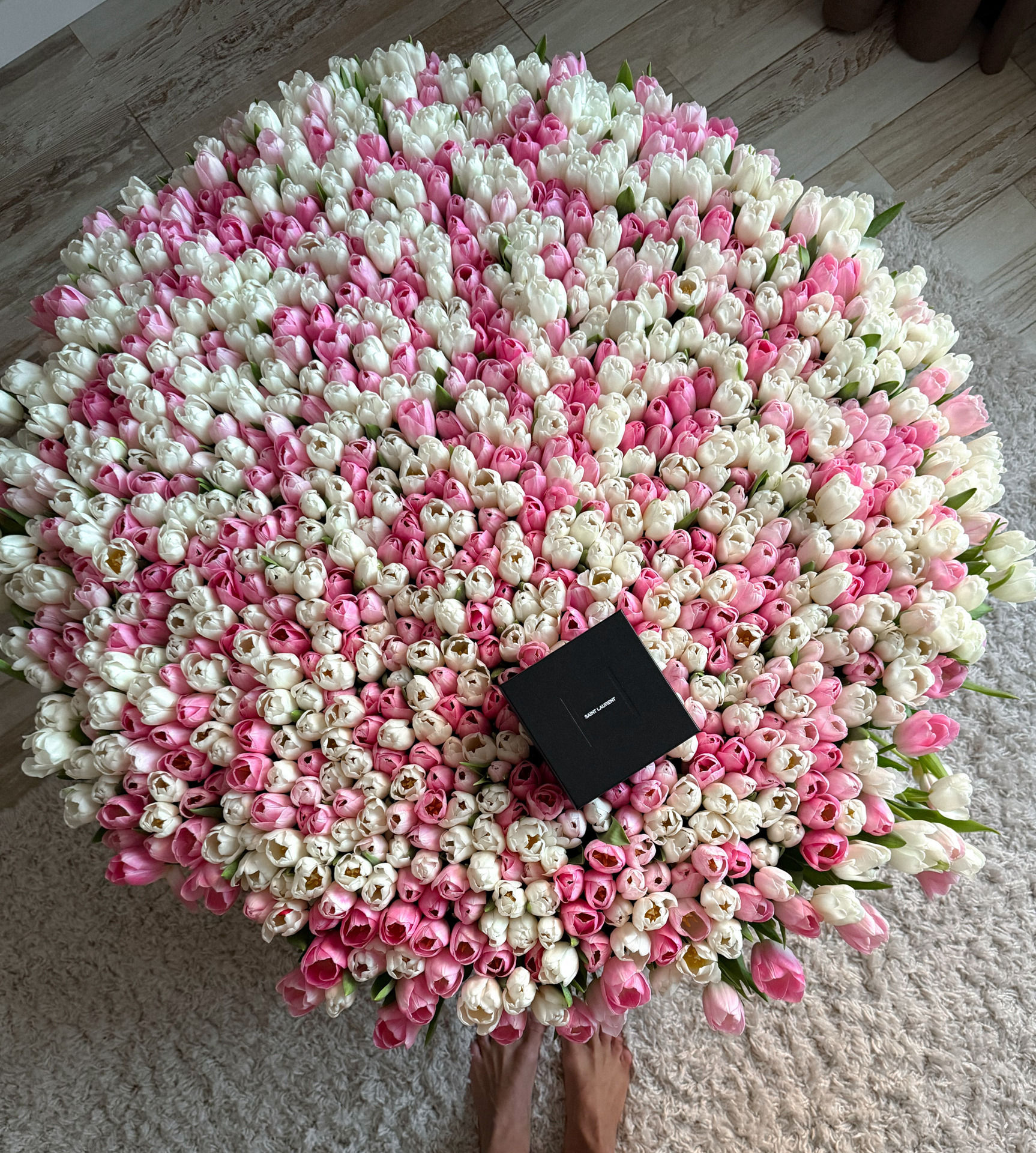 XXL basket with a mix of white and pink tulips