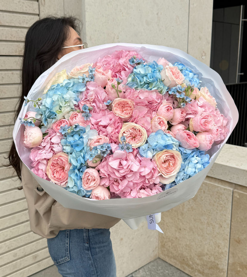 Bouquet L with two types of roses and occipital