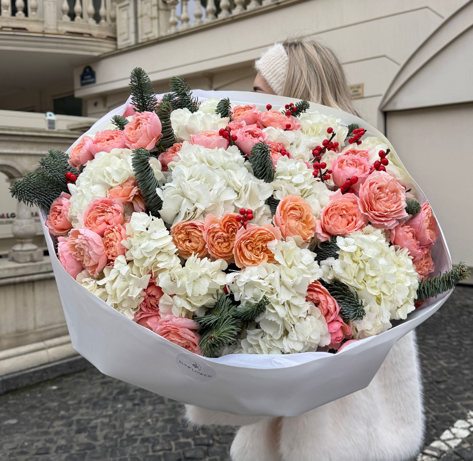 Bouquet L with white hydrangea and nobilis