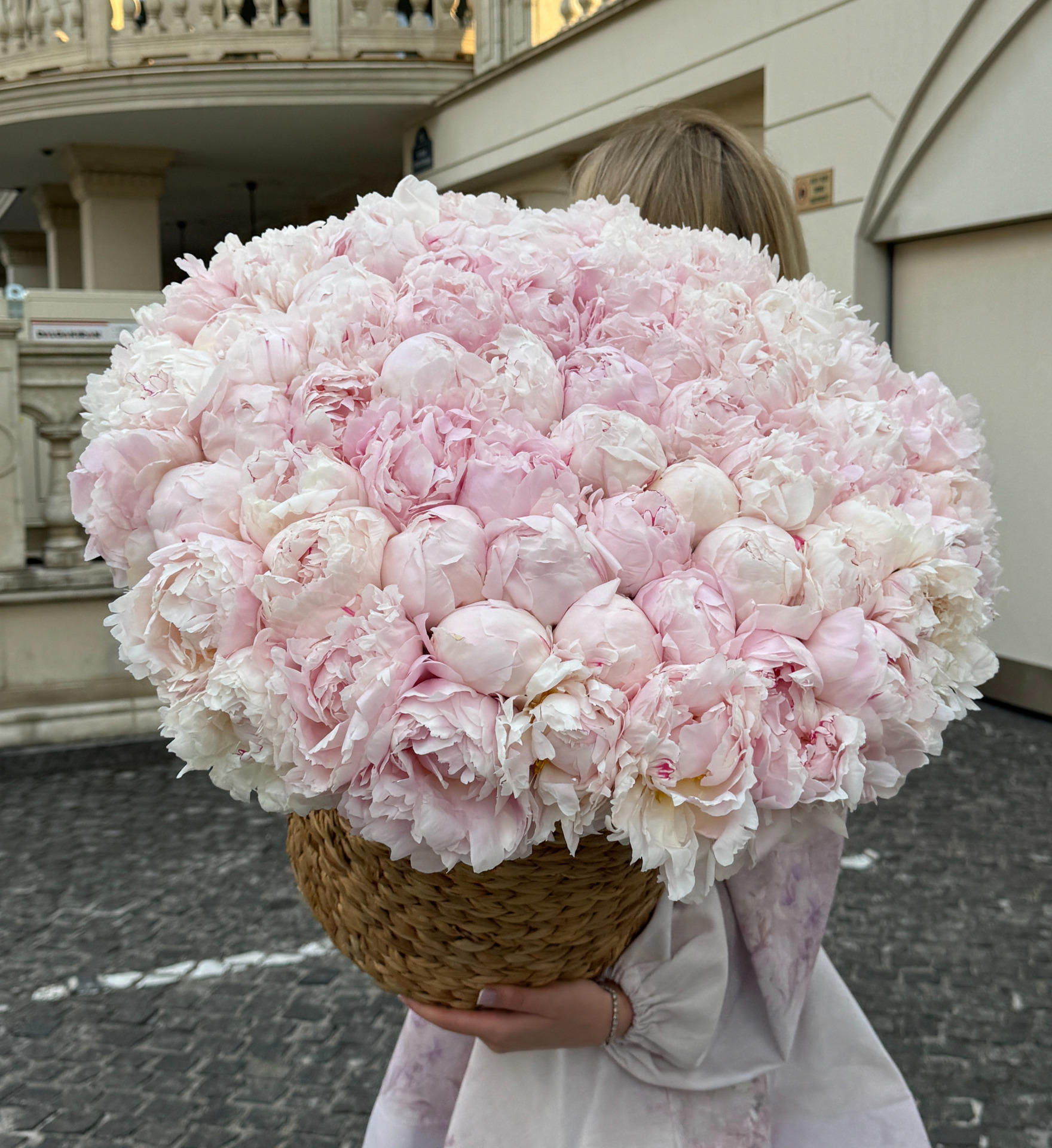 Basket of peonies Dynasty