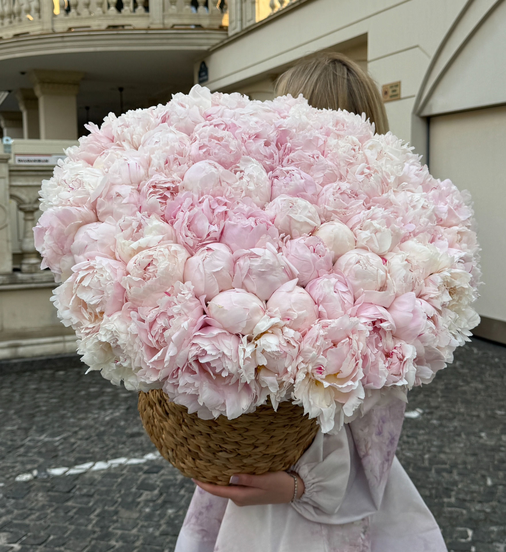 Basket of peonies Dynasty