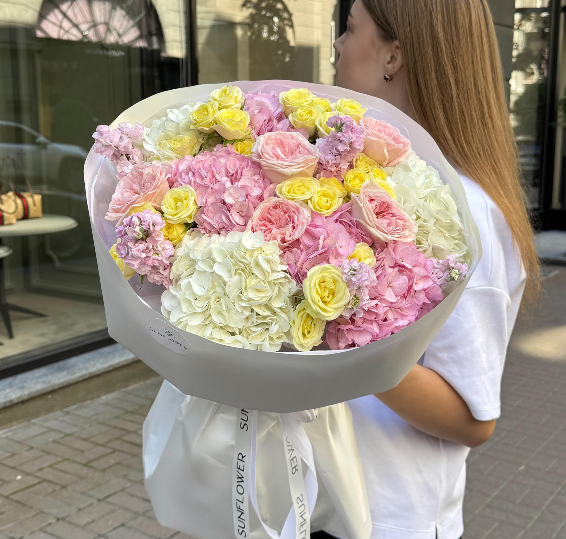 Букет із гортензіями білими та рожевими, трояндами та маттіолою
