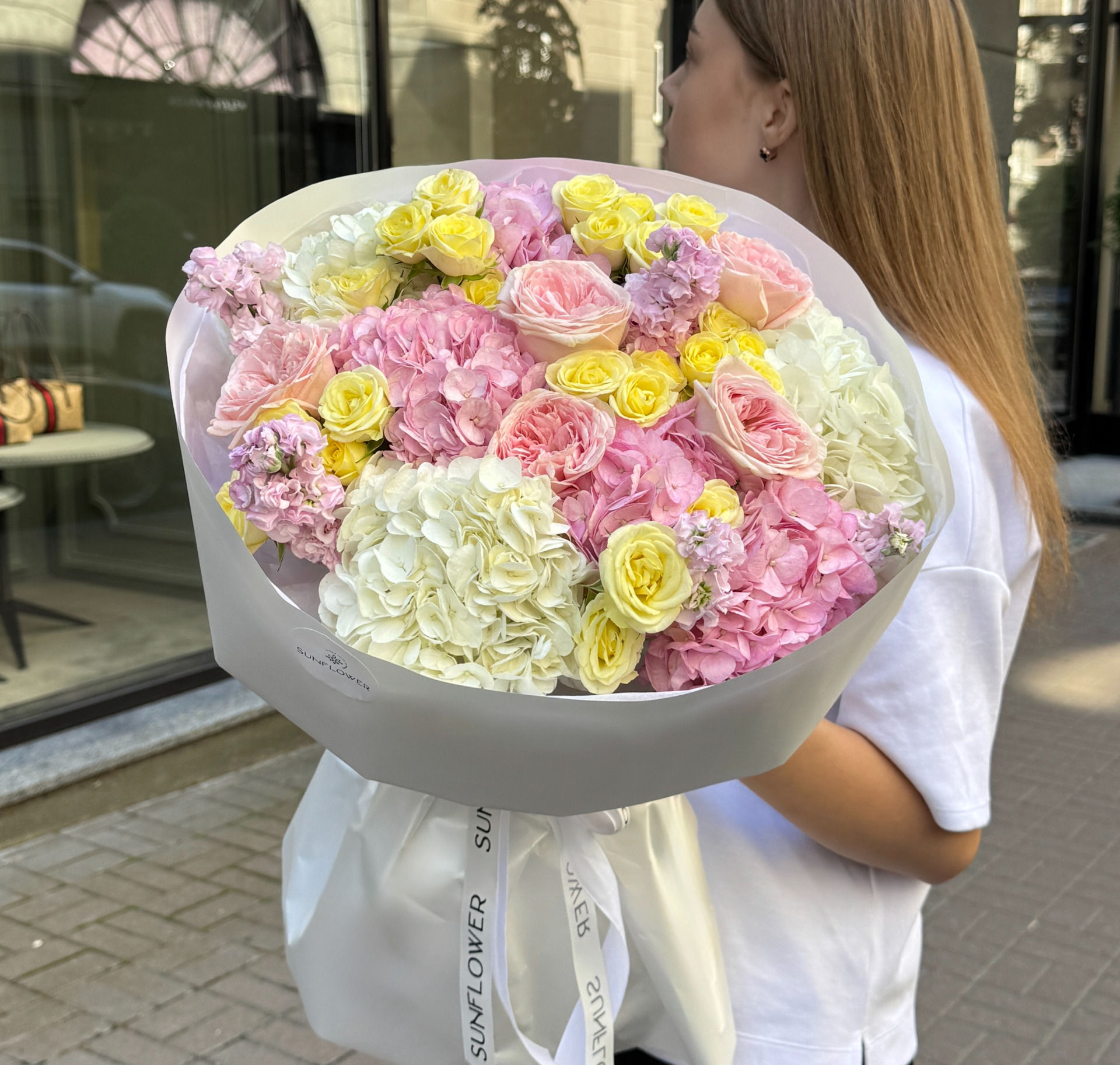 Букет із гортензіями білими та рожевими, трояндами та маттіолою