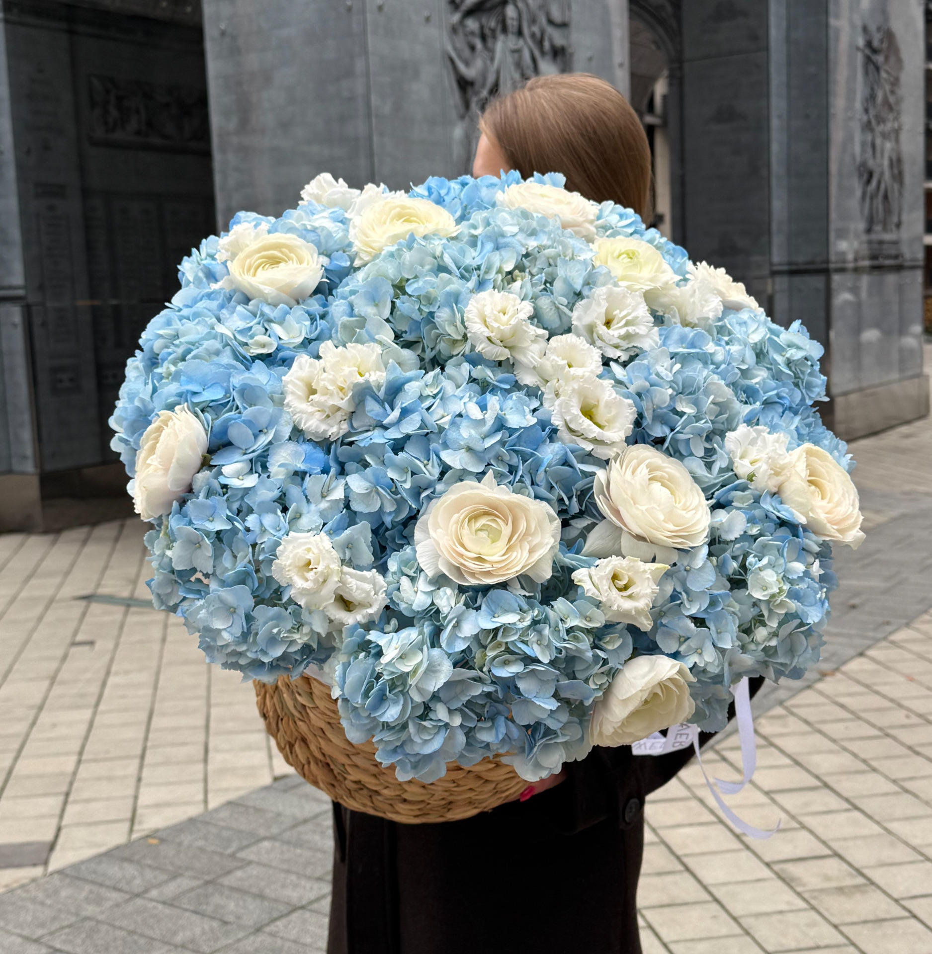 Basket M with blue hydrangeas and eustoma
