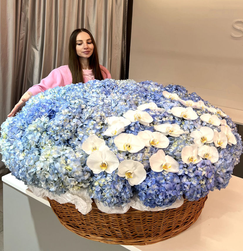 XL basket with blue hydrangeas and orchid