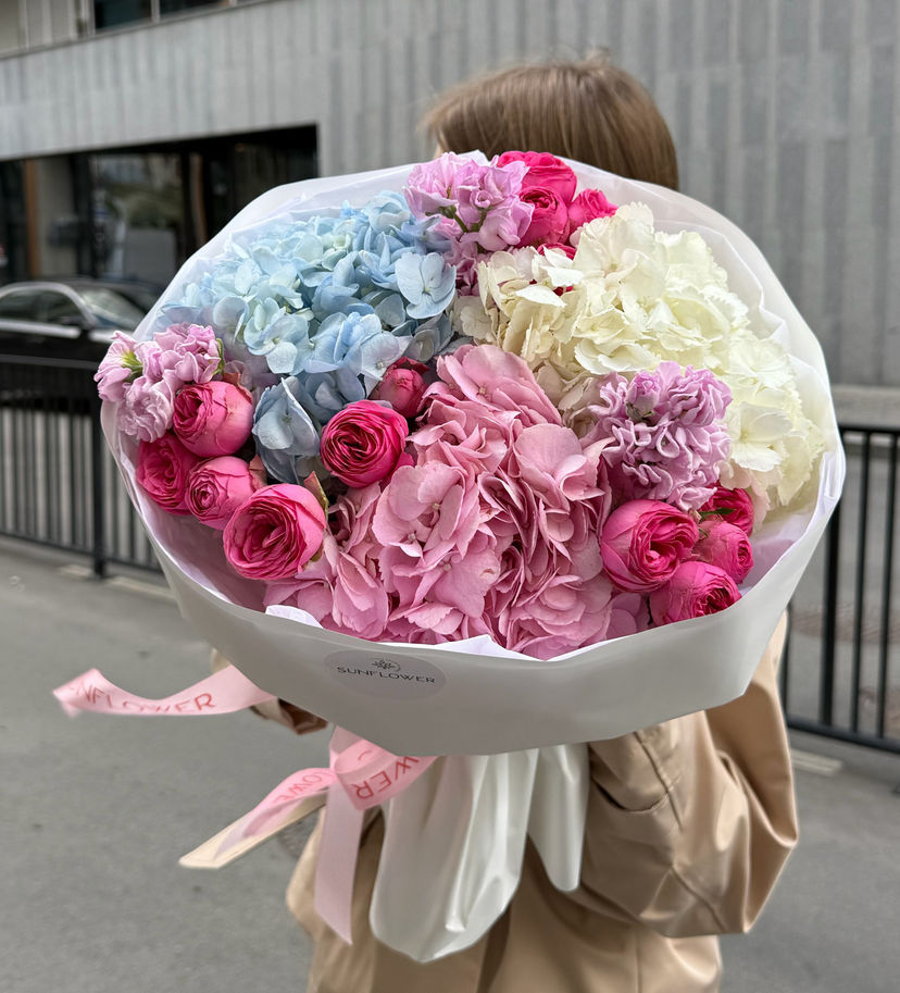 Bouquet S with mixed hydrangeas and bush rose