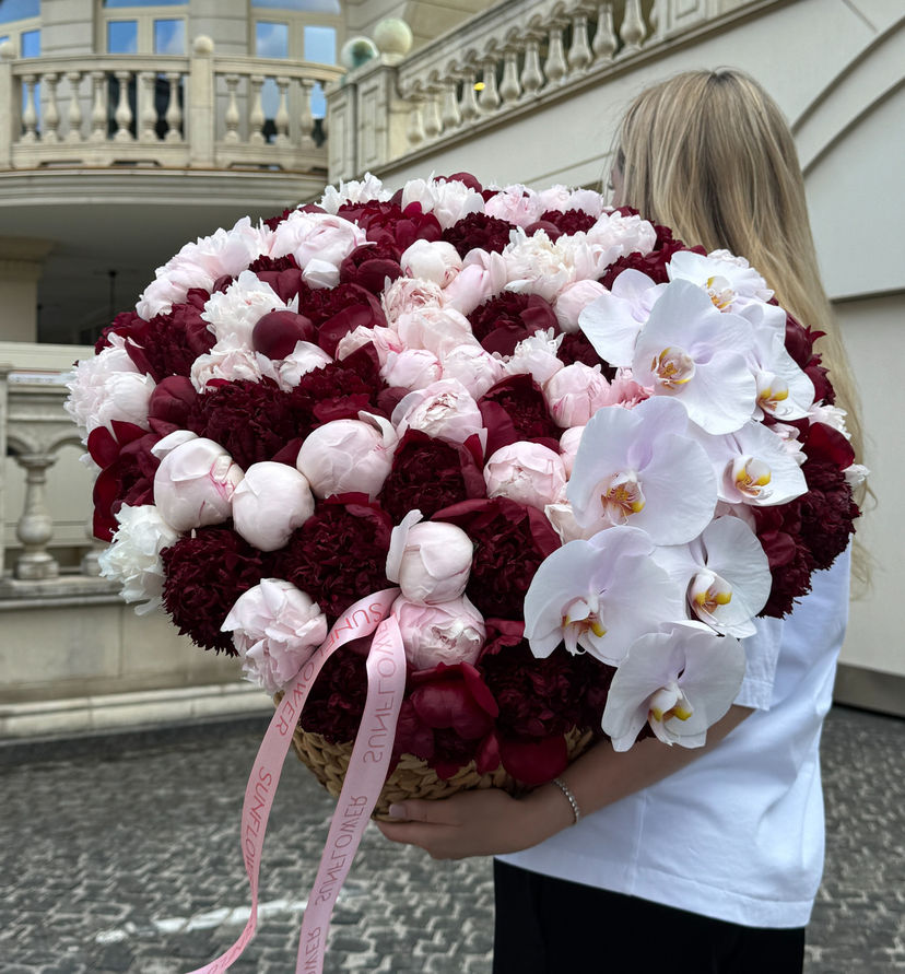 Basket M with burgundy and pink peonies