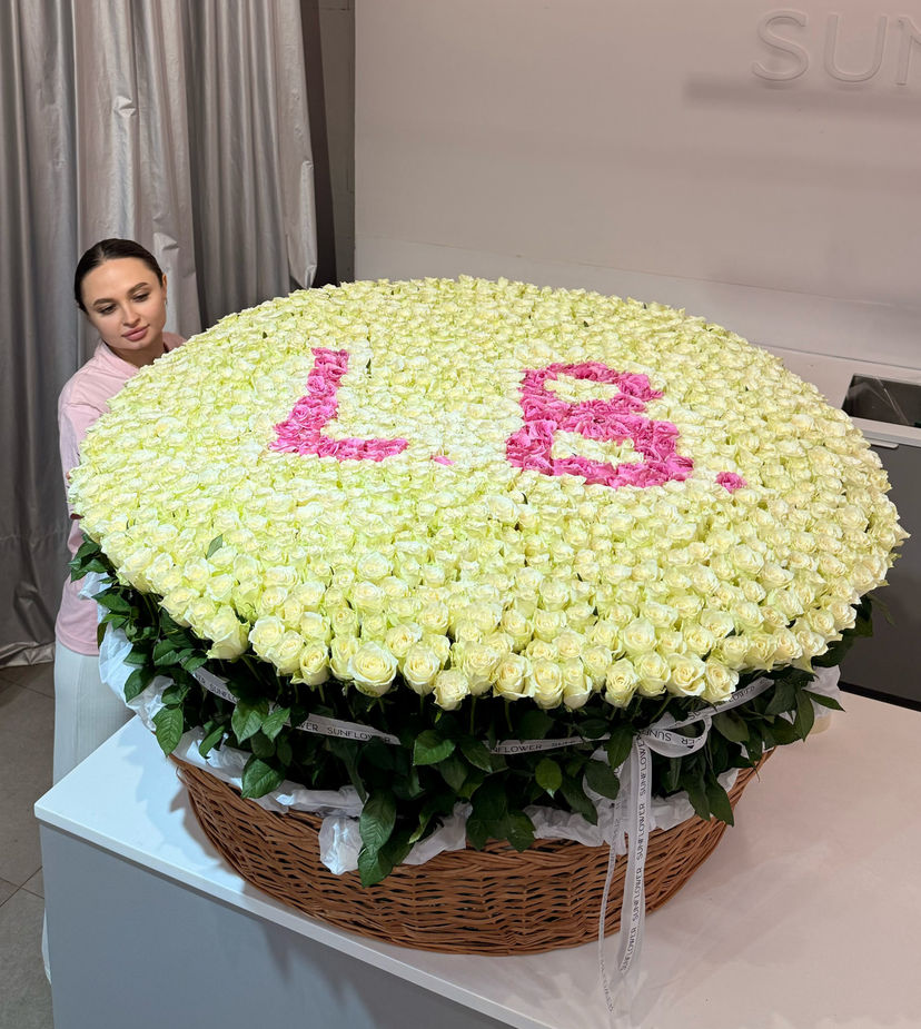 Basket with two letters 1001 roses