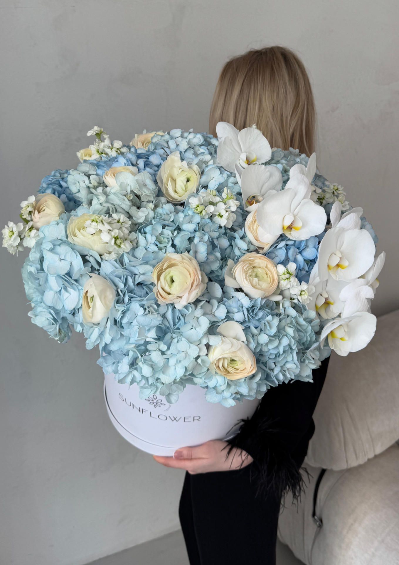 Box S in pastel blue shades with ranunculus