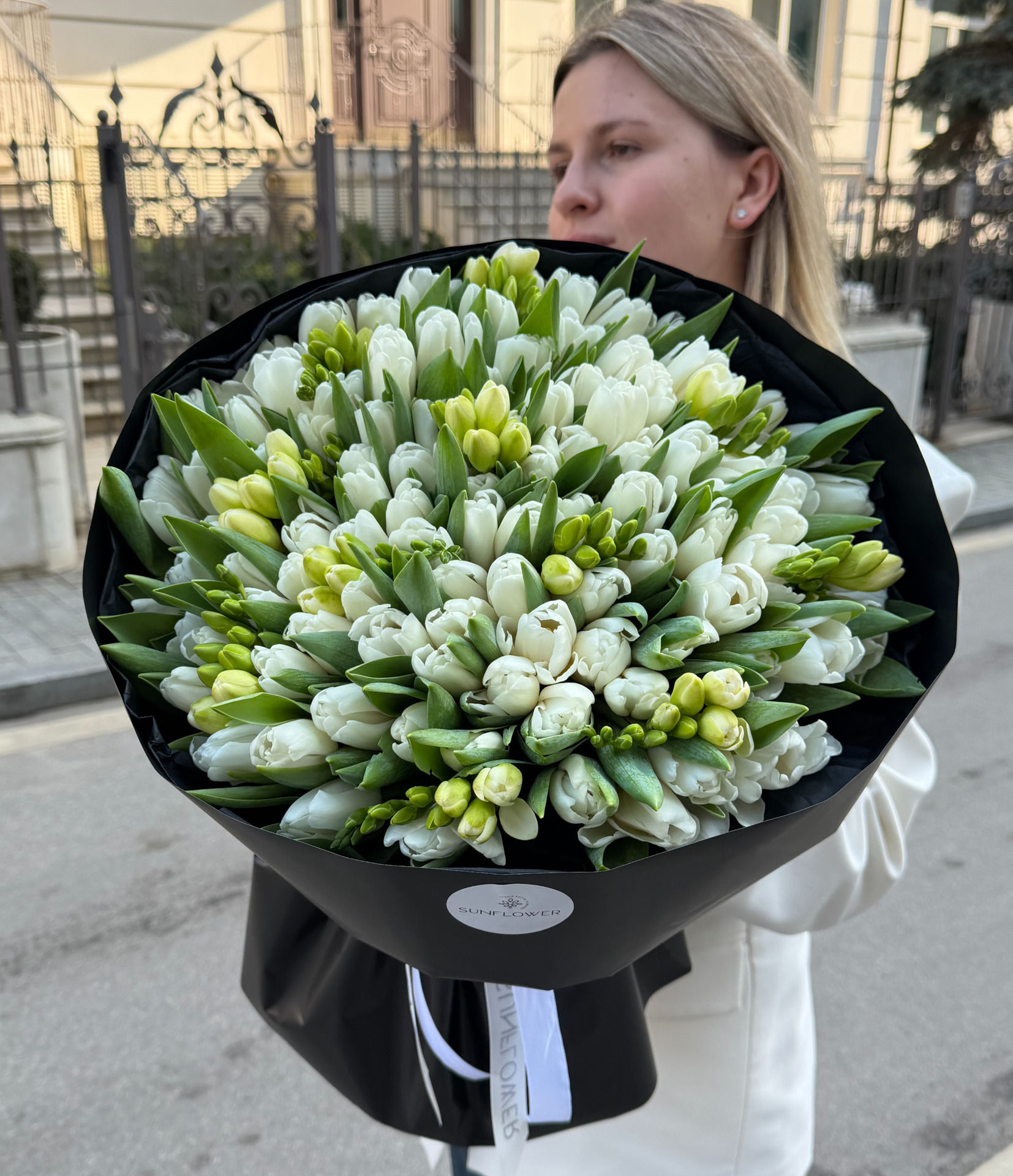 Букет M з  фрезією  та білими тюльпанами