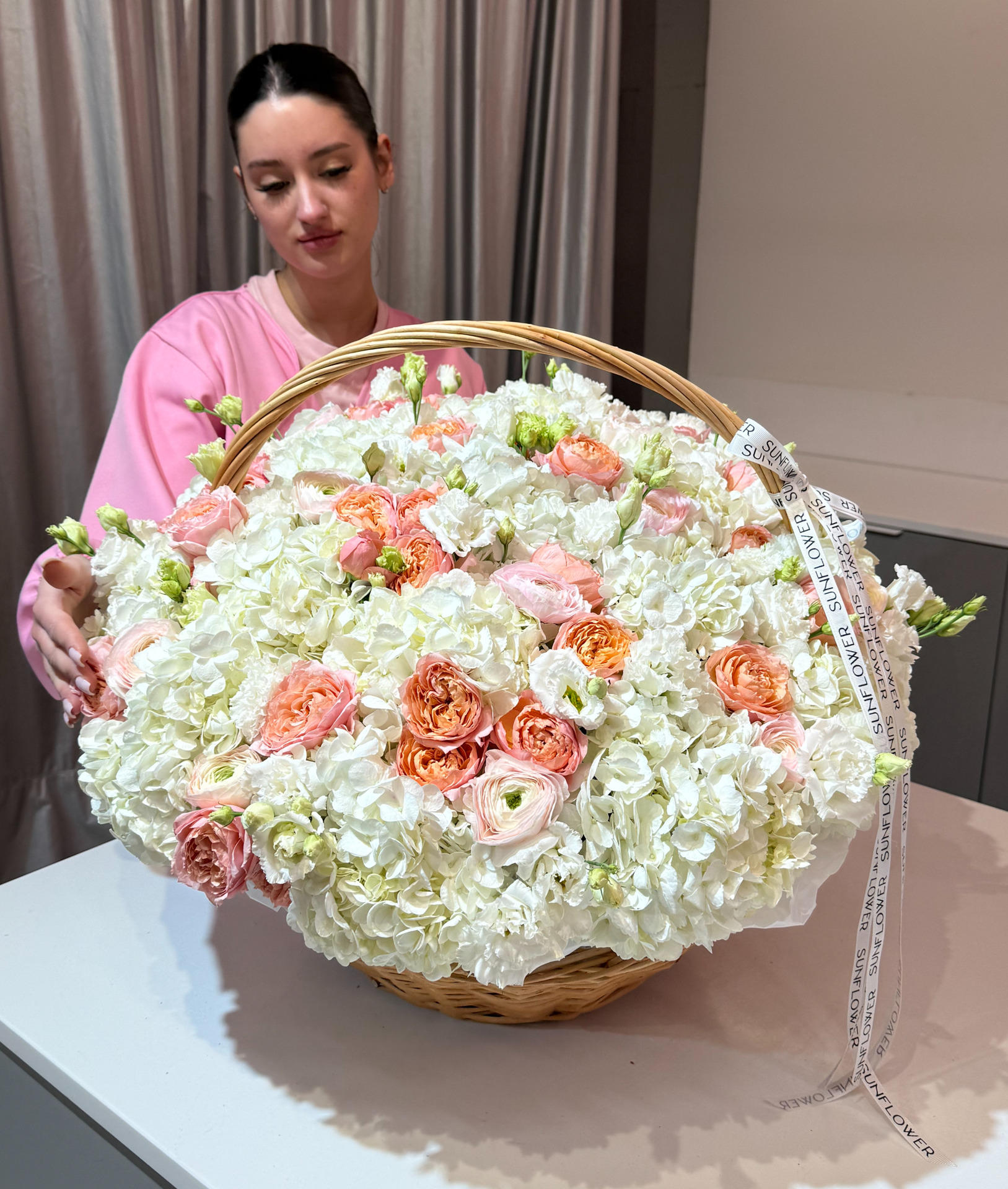 Basket S with eustoma and ranunculus