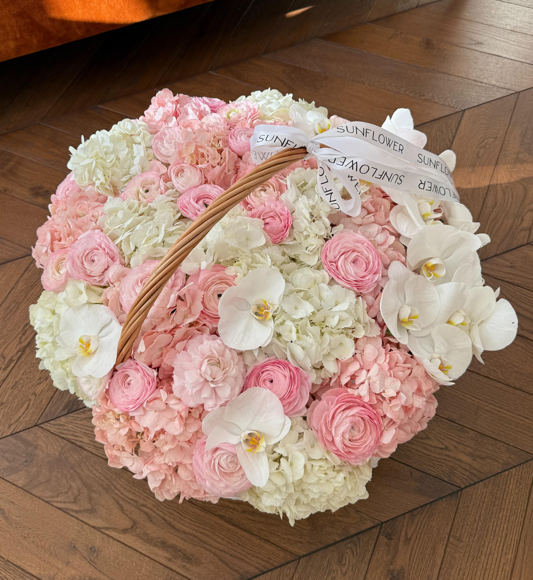 Basket S with mixed hydrangeas and ranunculus