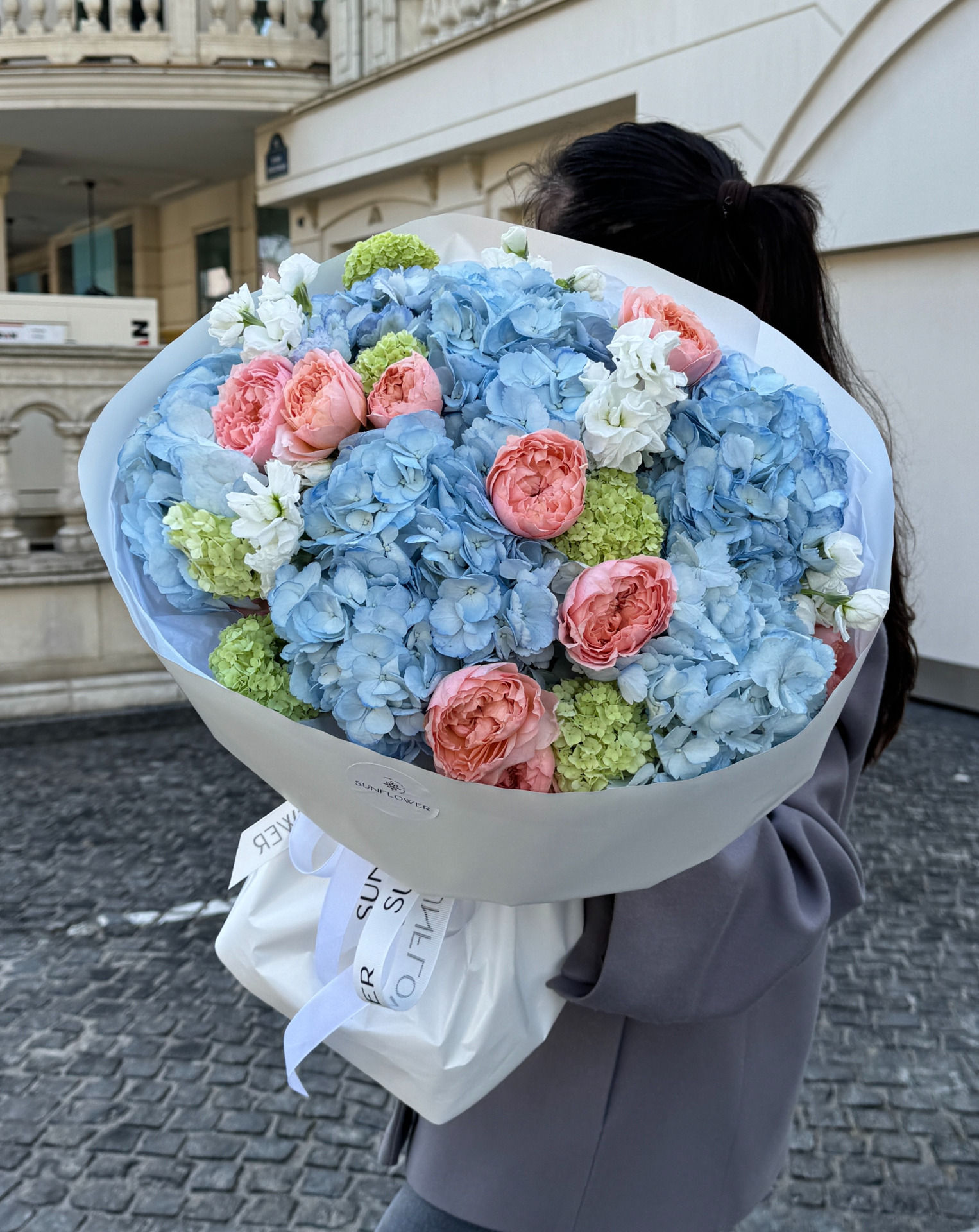 Rich bouquet size S in a blue-peach palette