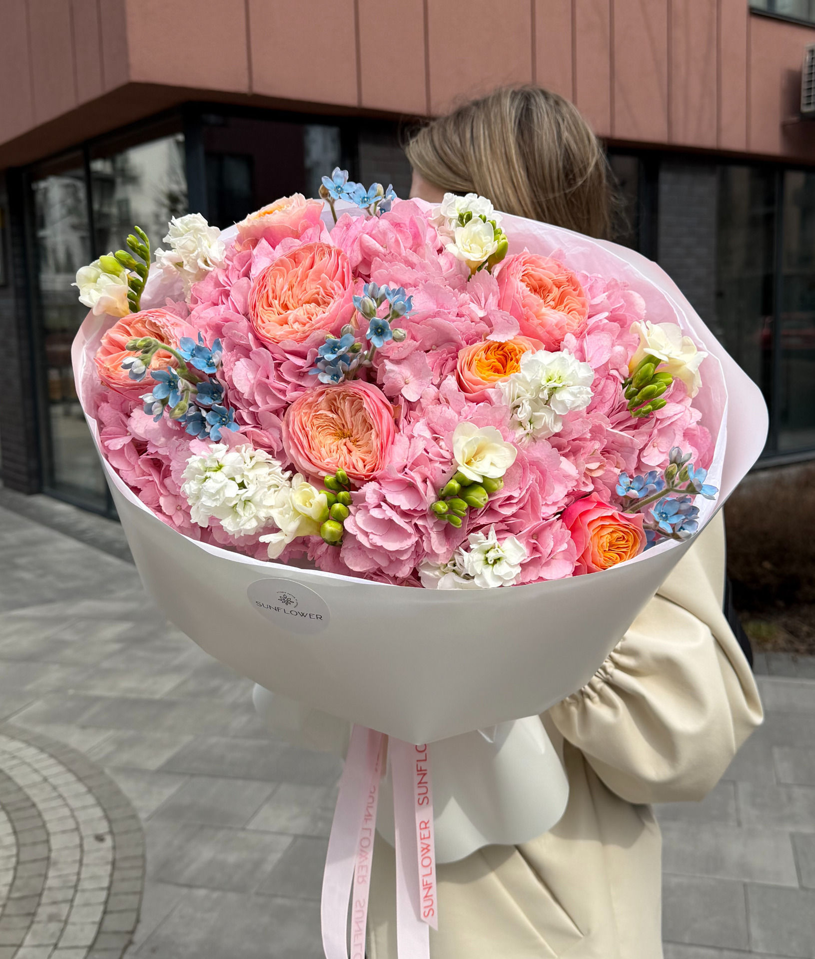 Bright bouquet S with peony roses and white mattiola