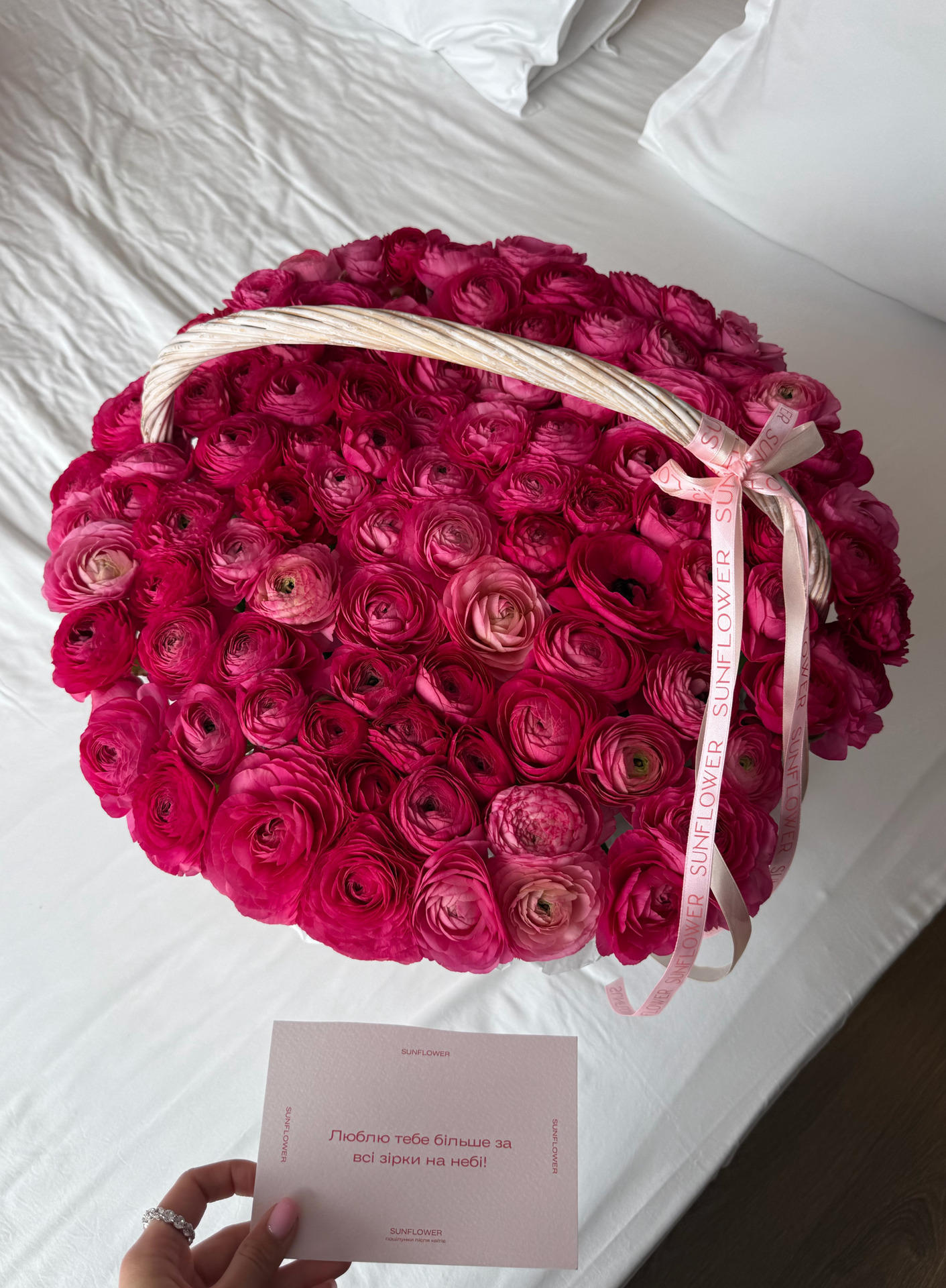 Кошик ранункулюсів Aazur Deep Rose 101 штука