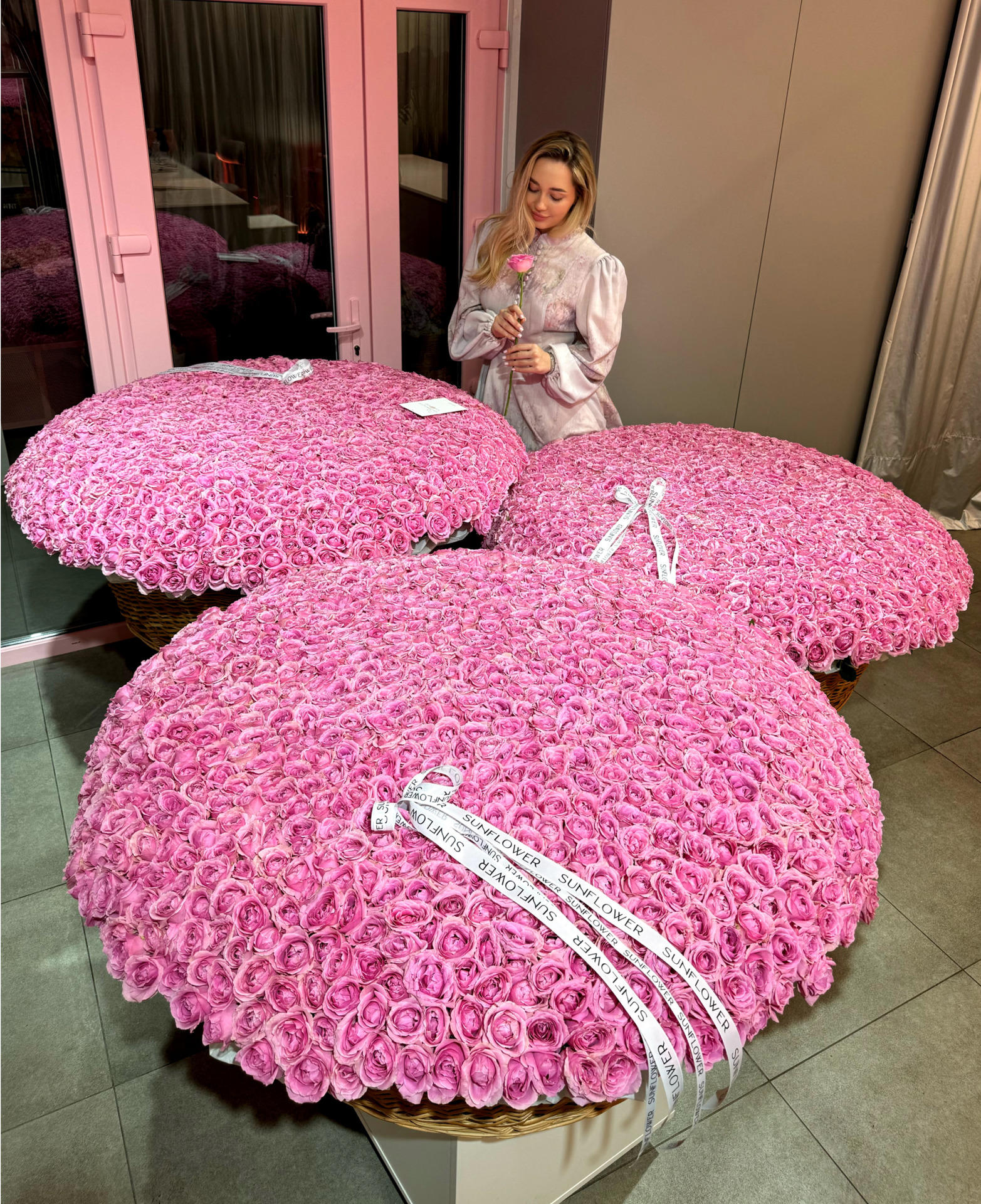 Three XXL baskets of 1001 roses