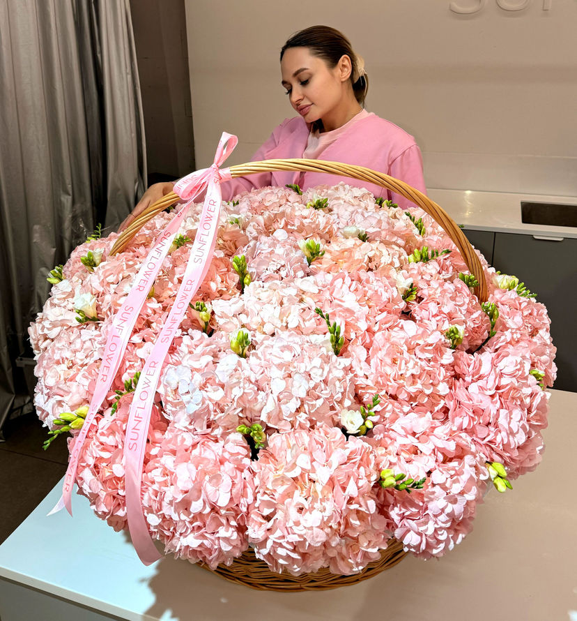 XL basket with pink hydrangeas and freesia